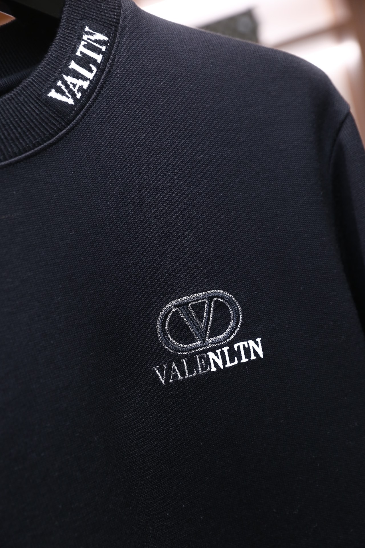 🔥Valent*no/华伦天奴.25秋冬新款男士圆领卫衣👍采用舒适棉面料打造，质感柔软且挺括。奢华经典品