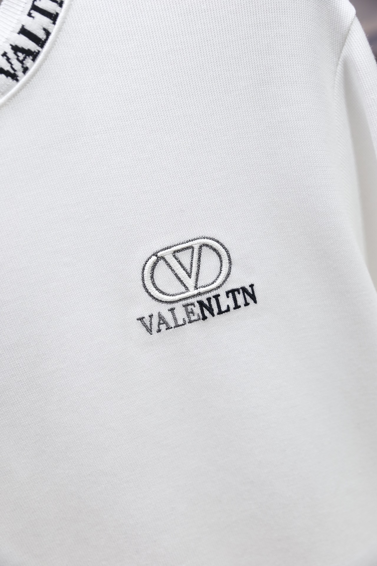 🔥Valent*no/华伦天奴.25秋冬新款男士圆领卫衣👍采用舒适棉面料打造，质感柔软且挺括。奢华经典品