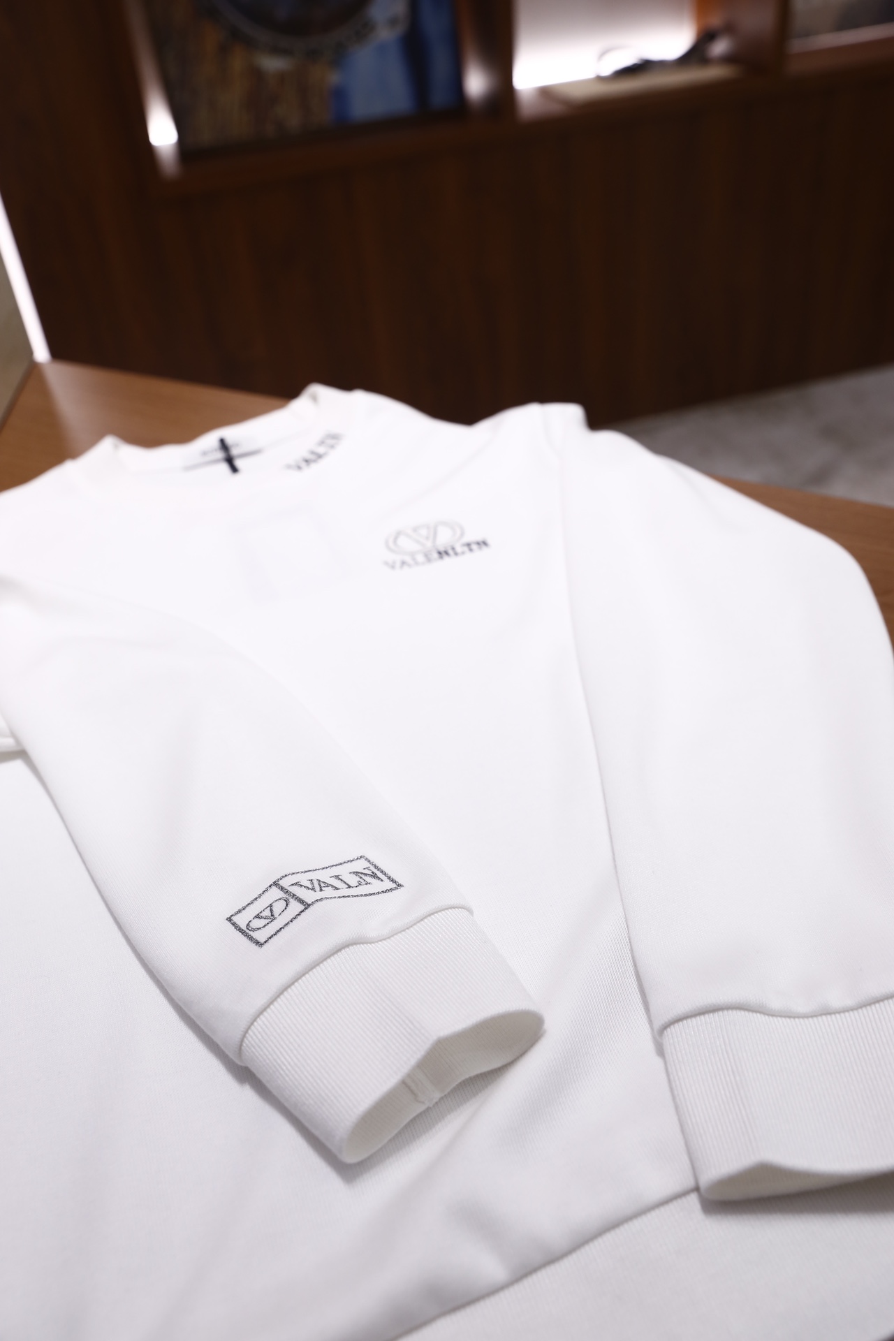 🔥Valent*no/华伦天奴.25秋冬新款男士圆领卫衣👍采用舒适棉面料打造，质感柔软且挺括。奢华经典品