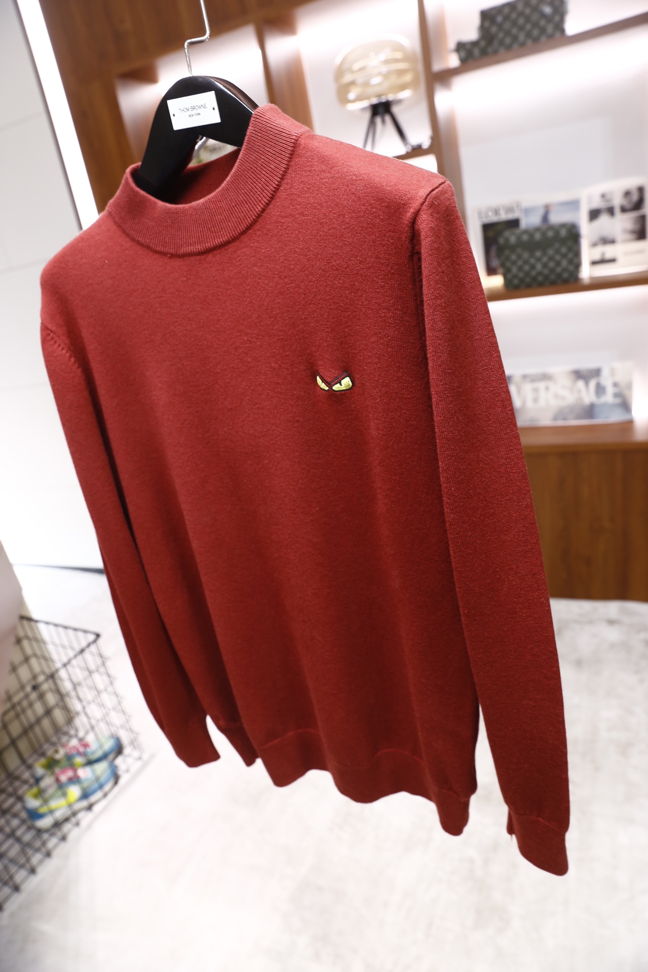 🔥芬迪/Fe*di.25秋冬新品！时尚男士毛衫为半高领版型，采用细密的羊毛混纺面料制成，触感柔软且有不错