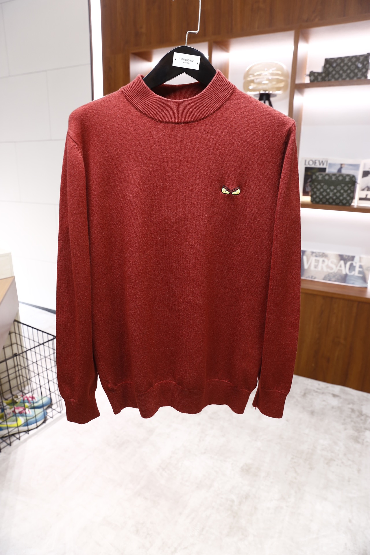 🔥芬迪/Fe*di.25秋冬新品！时尚男士毛衫为半高领版型，采用细密的羊毛混纺面料制成，触感柔软且有不错