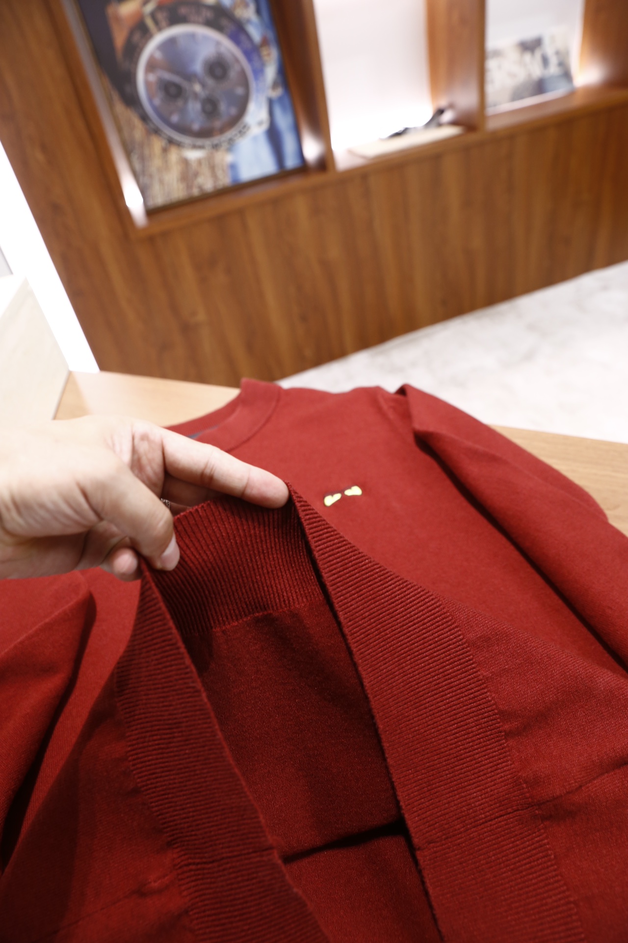 🔥芬迪/Fe*di.25秋冬新品！时尚男士毛衫为半高领版型，采用细密的羊毛混纺面料制成，触感柔软且有不错