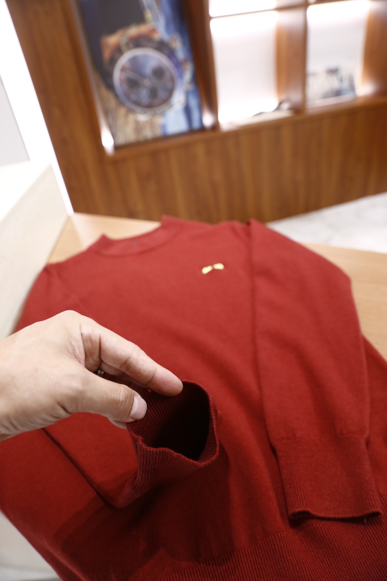 🔥芬迪/Fe*di.25秋冬新品！时尚男士毛衫为半高领版型，采用细密的羊毛混纺面料制成，触感柔软且有不错