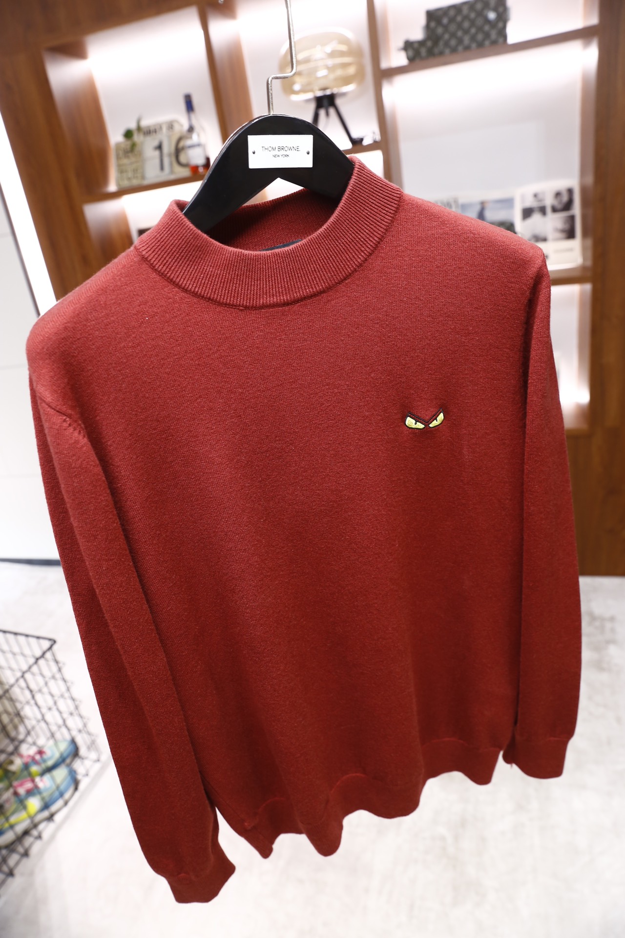 🔥芬迪/Fe*di.25秋冬新品！时尚男士毛衫为半高领版型，采用细密的羊毛混纺面料制成，触感柔软且有不错