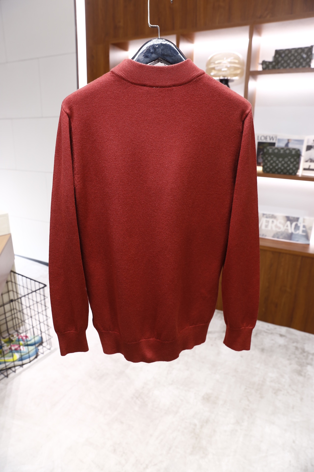 🔥芬迪/Fe*di.25秋冬新品！时尚男士毛衫为半高领版型，采用细密的羊毛混纺面料制成，触感柔软且有不错