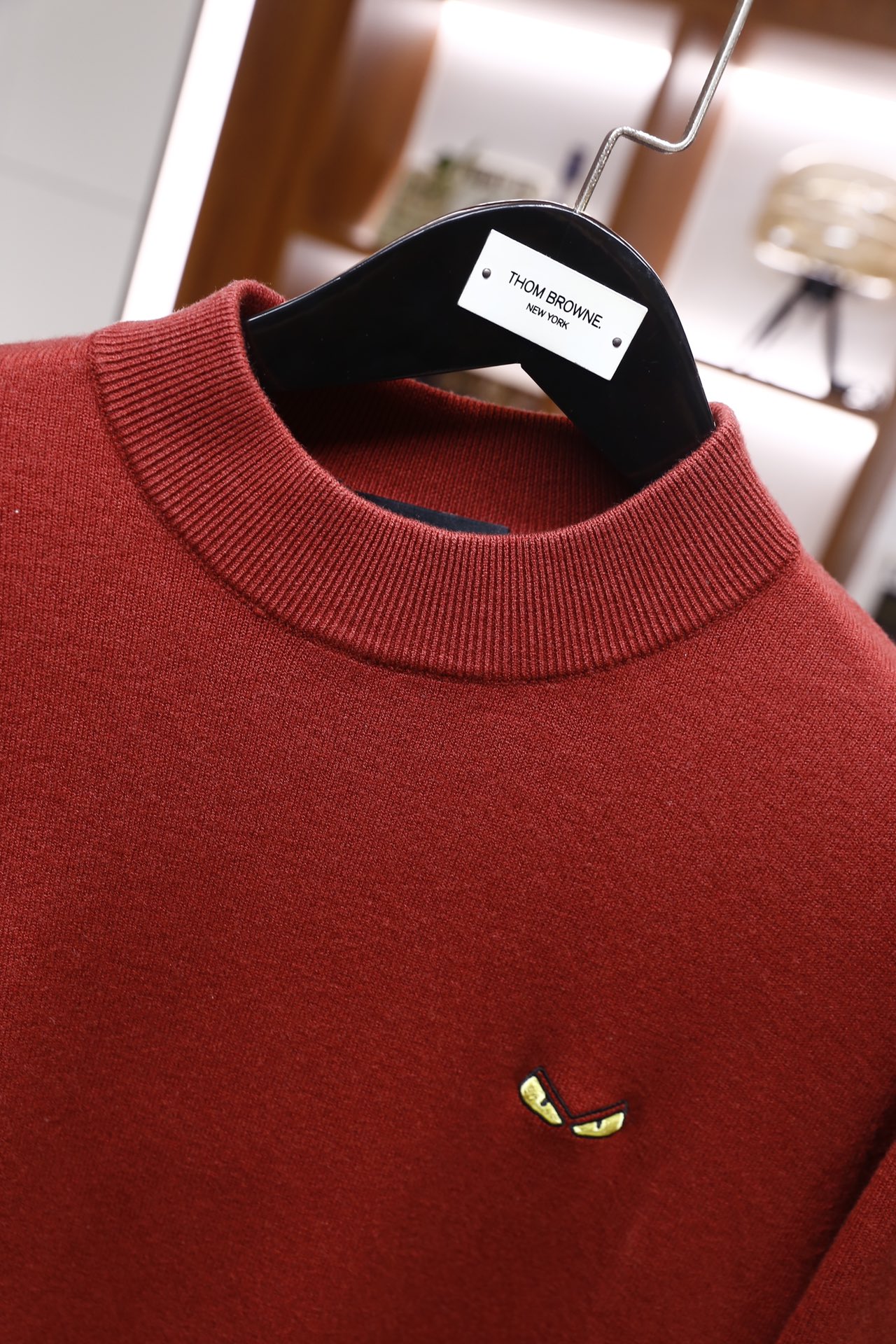 🔥芬迪/Fe*di.25秋冬新品！时尚男士毛衫为半高领版型，采用细密的羊毛混纺面料制成，触感柔软且有不错