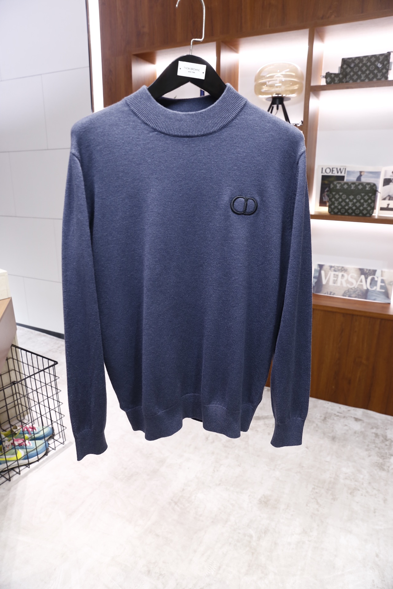 🔥迪奥/Dior.25秋冬新品！男士百搭针织衫为半高领版型，采用细腻的针织面料打造，质地柔软且有良好的亲