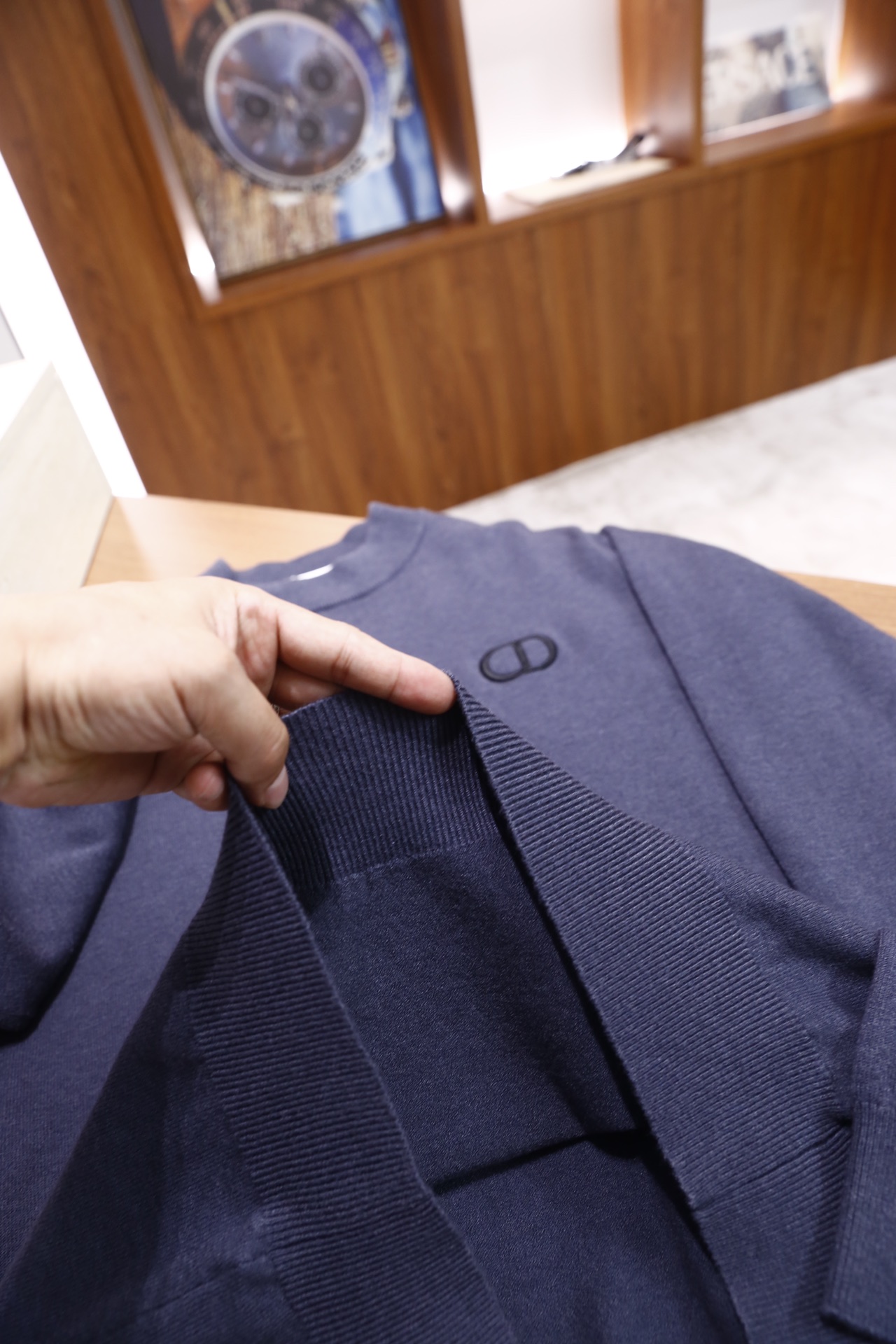 🔥迪奥/Dior.25秋冬新品！男士百搭针织衫为半高领版型，采用细腻的针织面料打造，质地柔软且有良好的亲