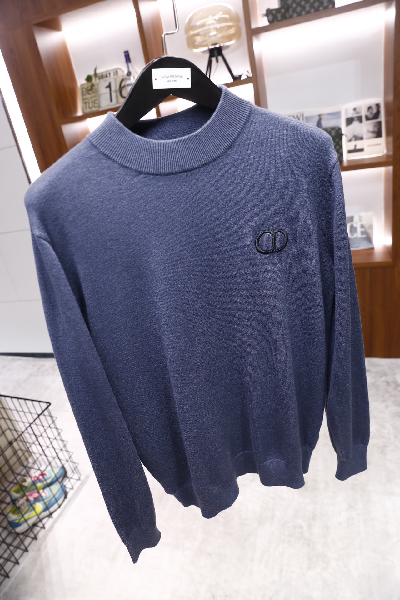 🔥迪奥/Dior.25秋冬新品！男士百搭针织衫为半高领版型，采用细腻的针织面料打造，质地柔软且有良好的亲