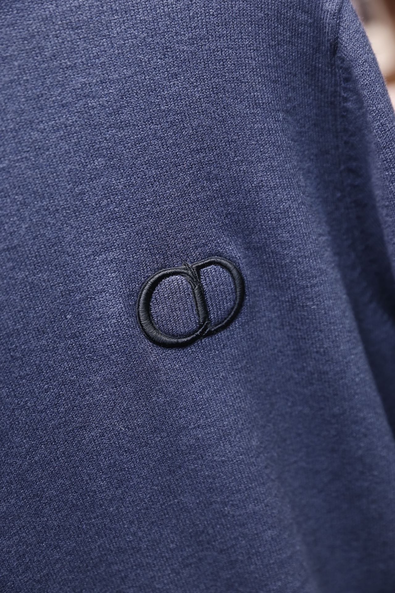 🔥迪奥/Dior.25秋冬新品！男士百搭针织衫为半高领版型，采用细腻的针织面料打造，质地柔软且有良好的亲