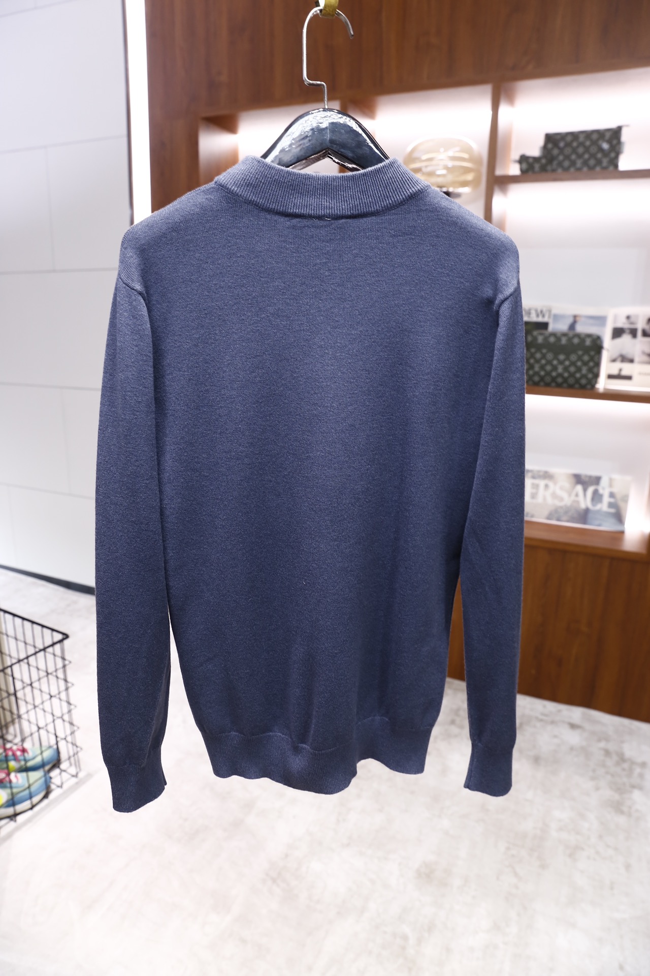 🔥迪奥/Dior.25秋冬新品！男士百搭针织衫为半高领版型，采用细腻的针织面料打造，质地柔软且有良好的亲