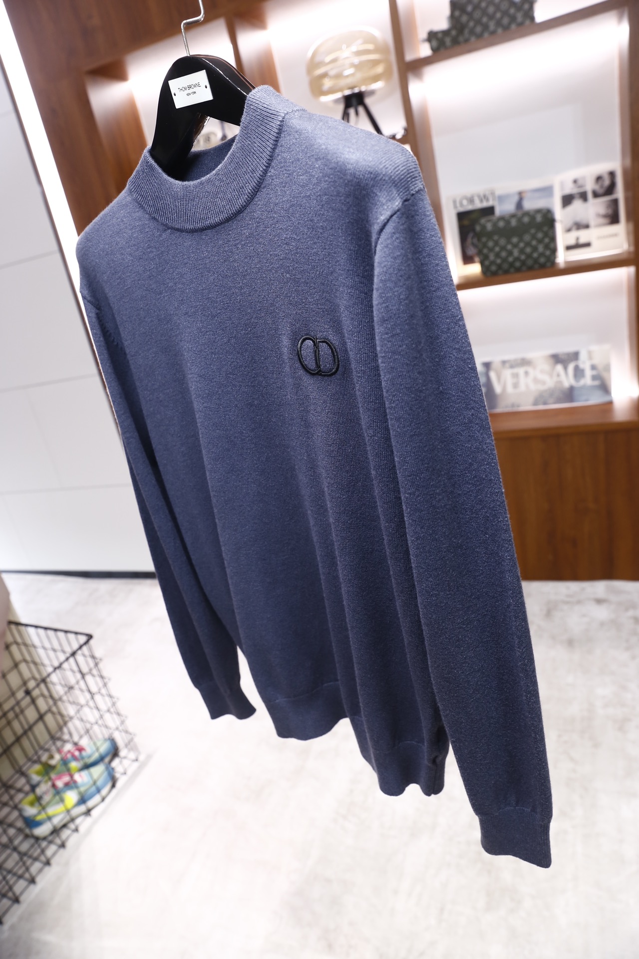 🔥迪奥/Dior.25秋冬新品！男士百搭针织衫为半高领版型，采用细腻的针织面料打造，质地柔软且有良好的亲