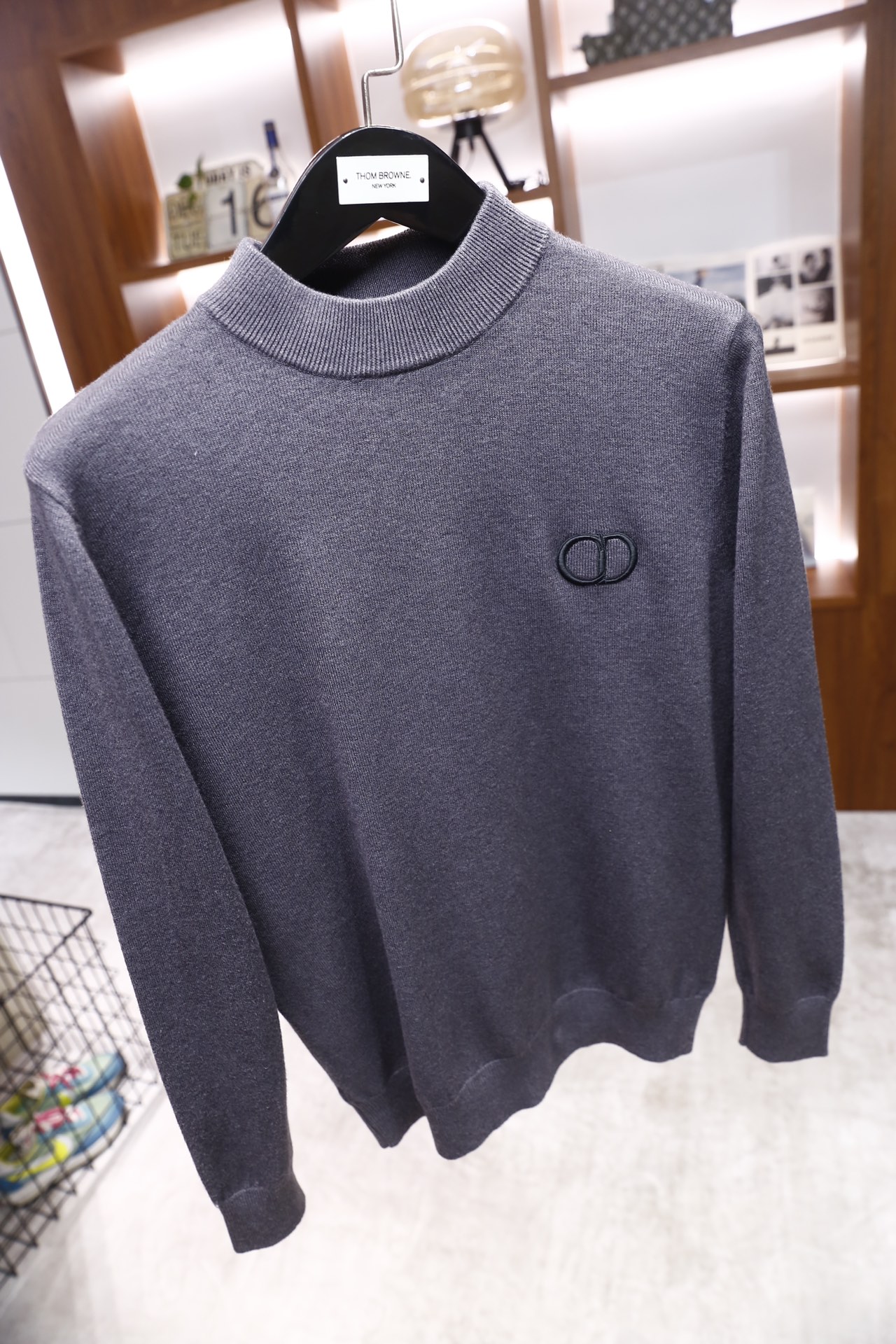 🔥迪奥/Dior.25秋冬新品！男士百搭针织衫为半高领版型，采用细腻的针织面料打造，质地柔软且有良好的亲