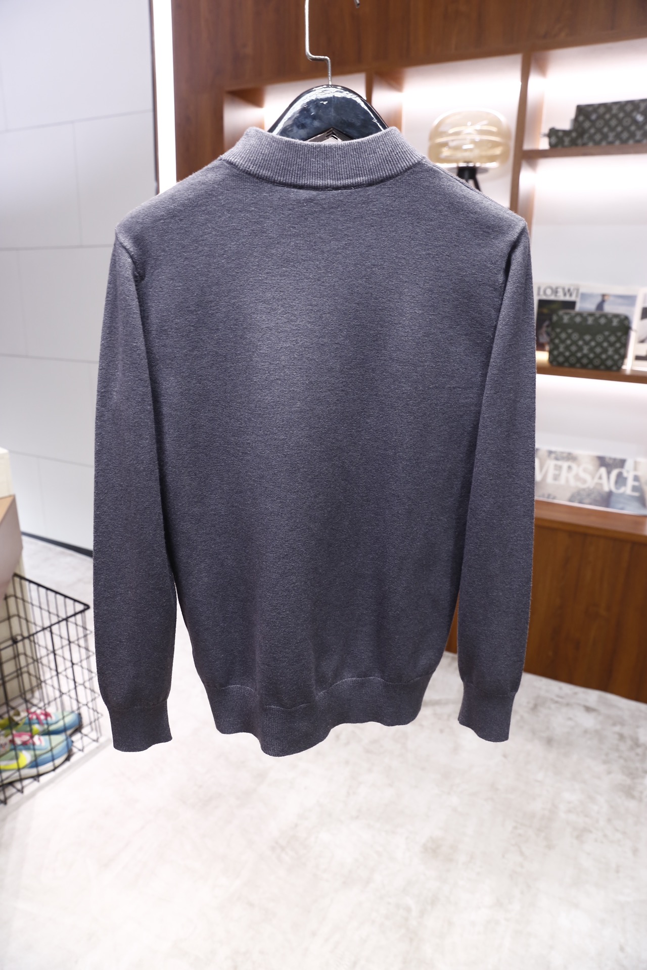 🔥迪奥/Dior.25秋冬新品！男士百搭针织衫为半高领版型，采用细腻的针织面料打造，质地柔软且有良好的亲