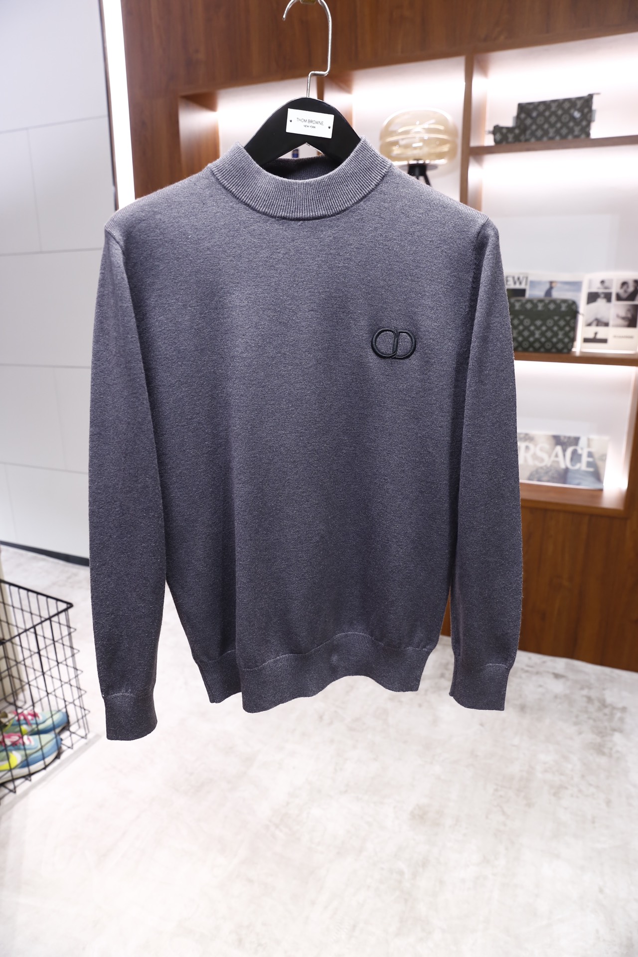 🔥迪奥/Dior.25秋冬新品！男士百搭针织衫为半高领版型，采用细腻的针织面料打造，质地柔软且有良好的亲