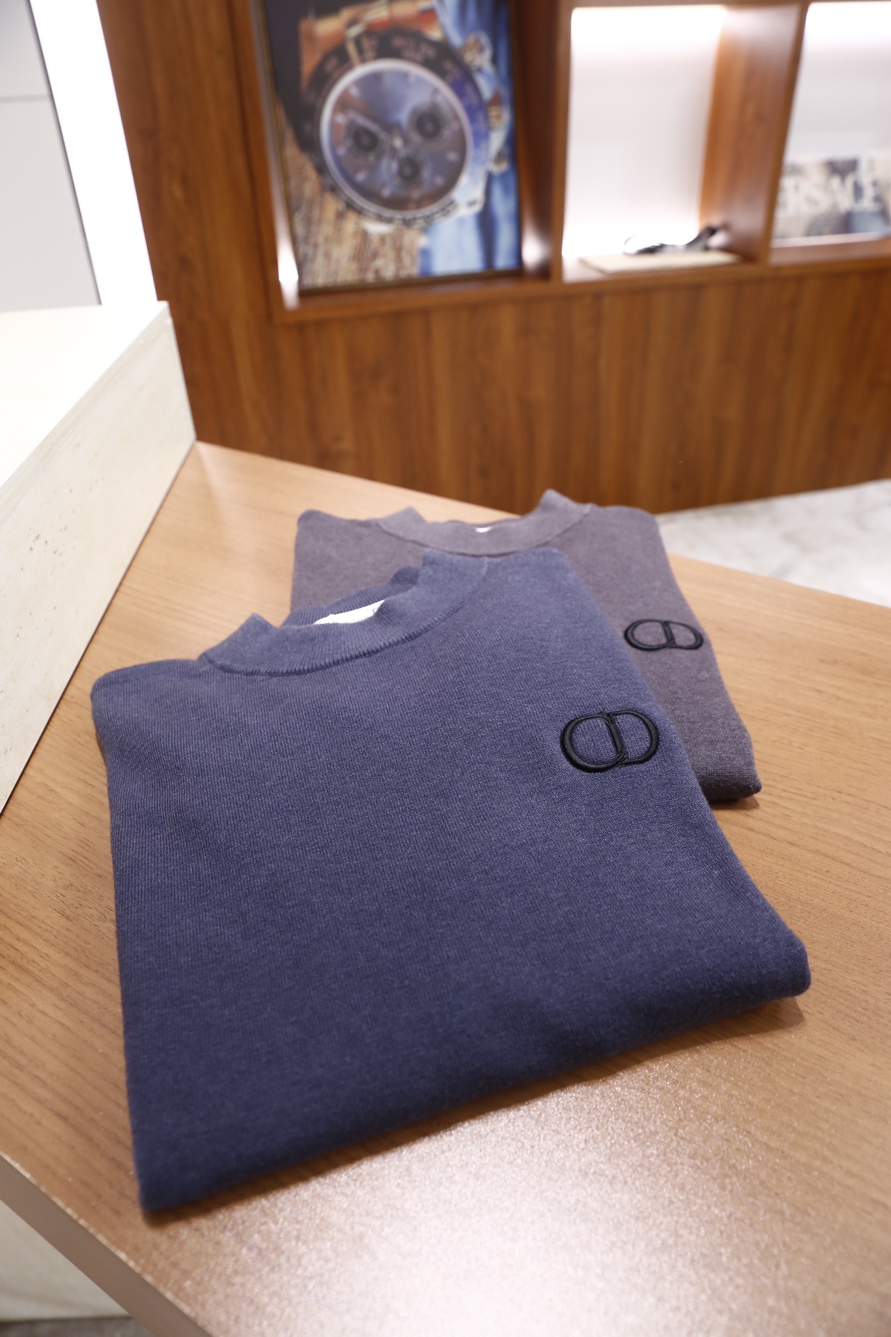 🔥迪奥/Dior.25秋冬新品！男士百搭针织衫为半高领版型，采用细腻的针织面料打造，质地柔软且有良好的亲