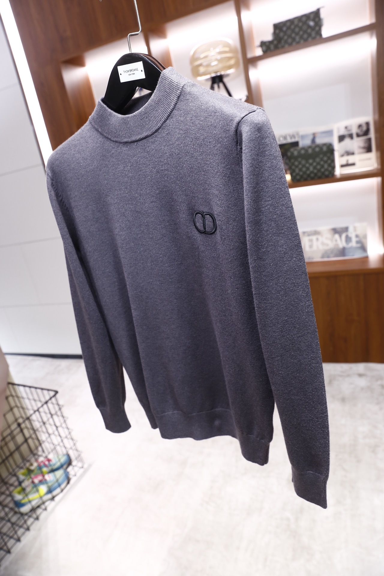 🔥迪奥/Dior.25秋冬新品！男士百搭针织衫为半高领版型，采用细腻的针织面料打造，质地柔软且有良好的亲