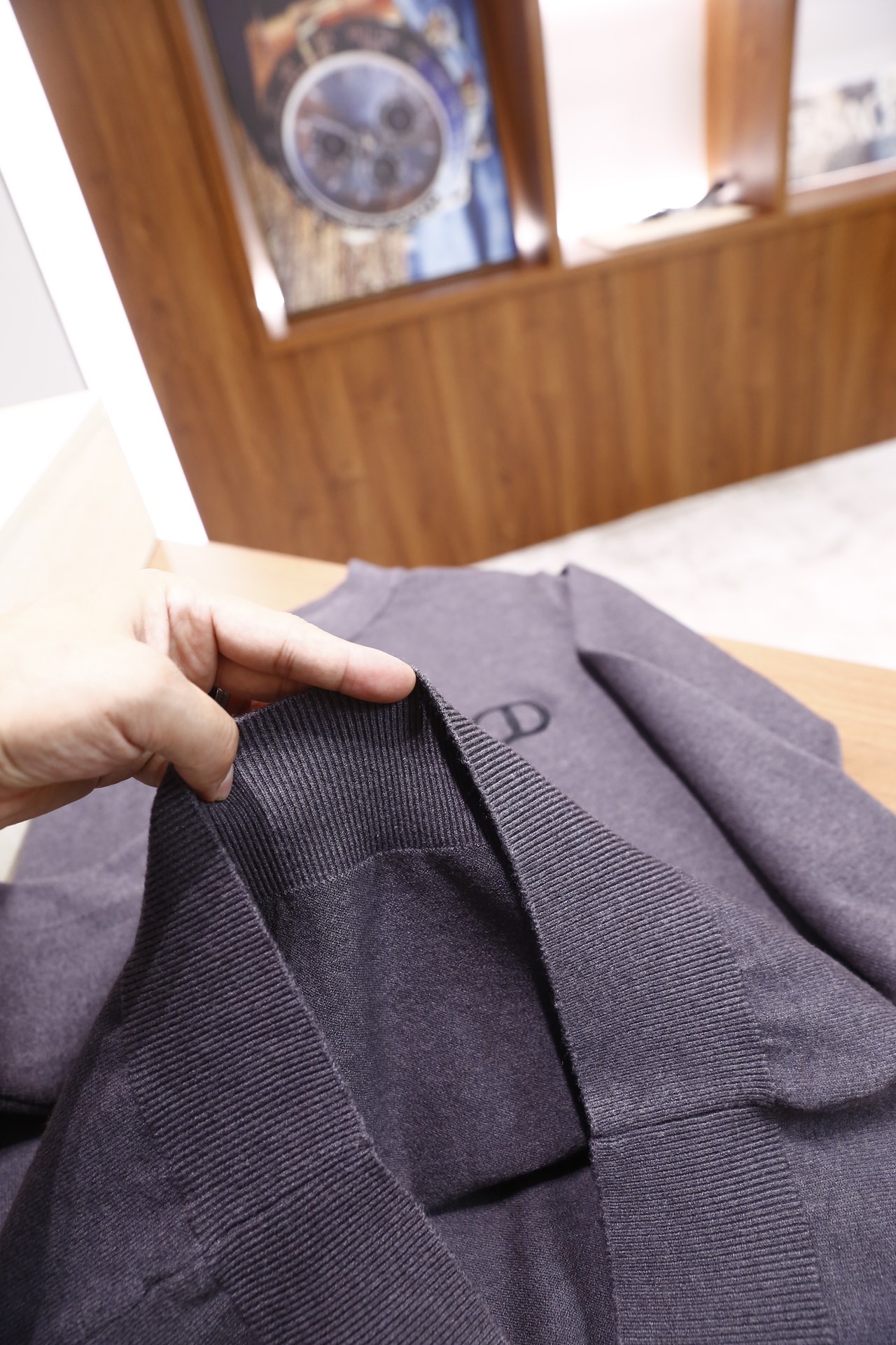 🔥迪奥/Dior.25秋冬新品！男士百搭针织衫为半高领版型，采用细腻的针织面料打造，质地柔软且有良好的亲