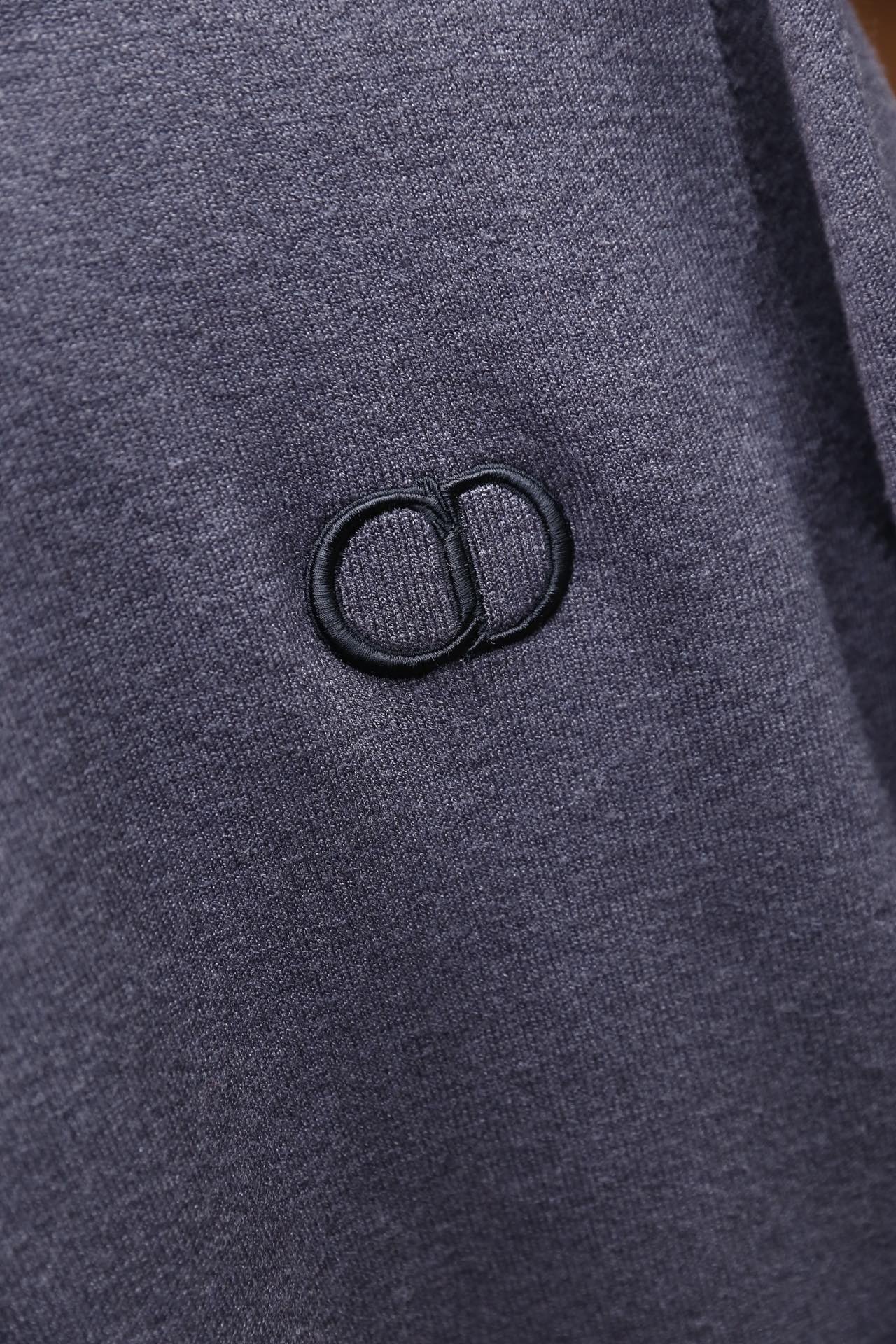 🔥迪奥/Dior.25秋冬新品！男士百搭针织衫为半高领版型，采用细腻的针织面料打造，质地柔软且有良好的亲