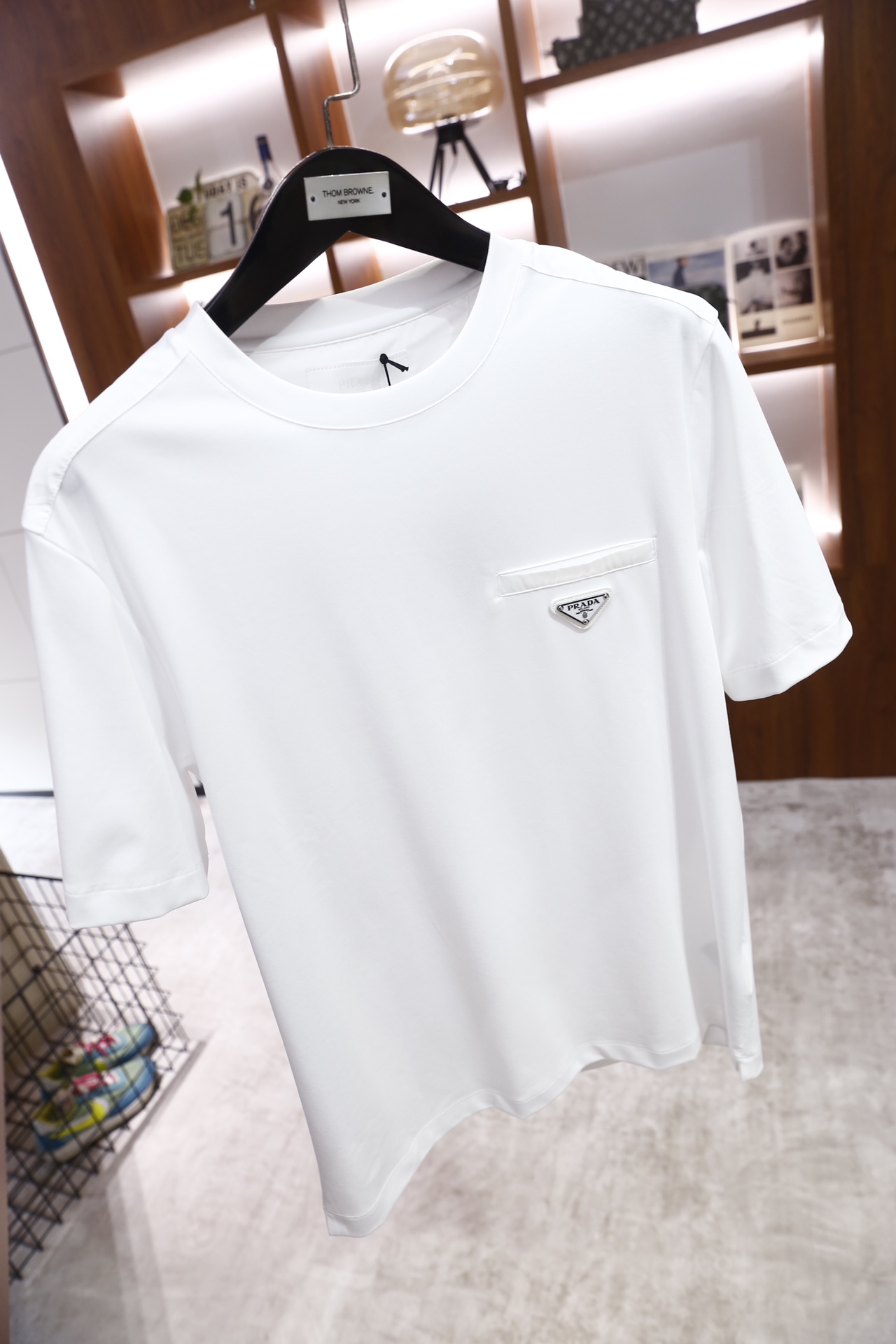 🔥普拉达/Pr*da.26早春新款！时尚男士短袖T恤为经典圆领版型，胸前位置设计了简约的贴袋，袋面镶嵌品