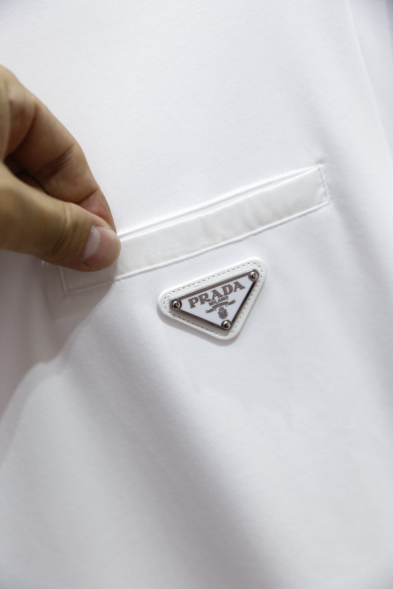 🔥普拉达/Pr*da.26早春新款！时尚男士短袖T恤为经典圆领版型，胸前位置设计了简约的贴袋，袋面镶嵌品