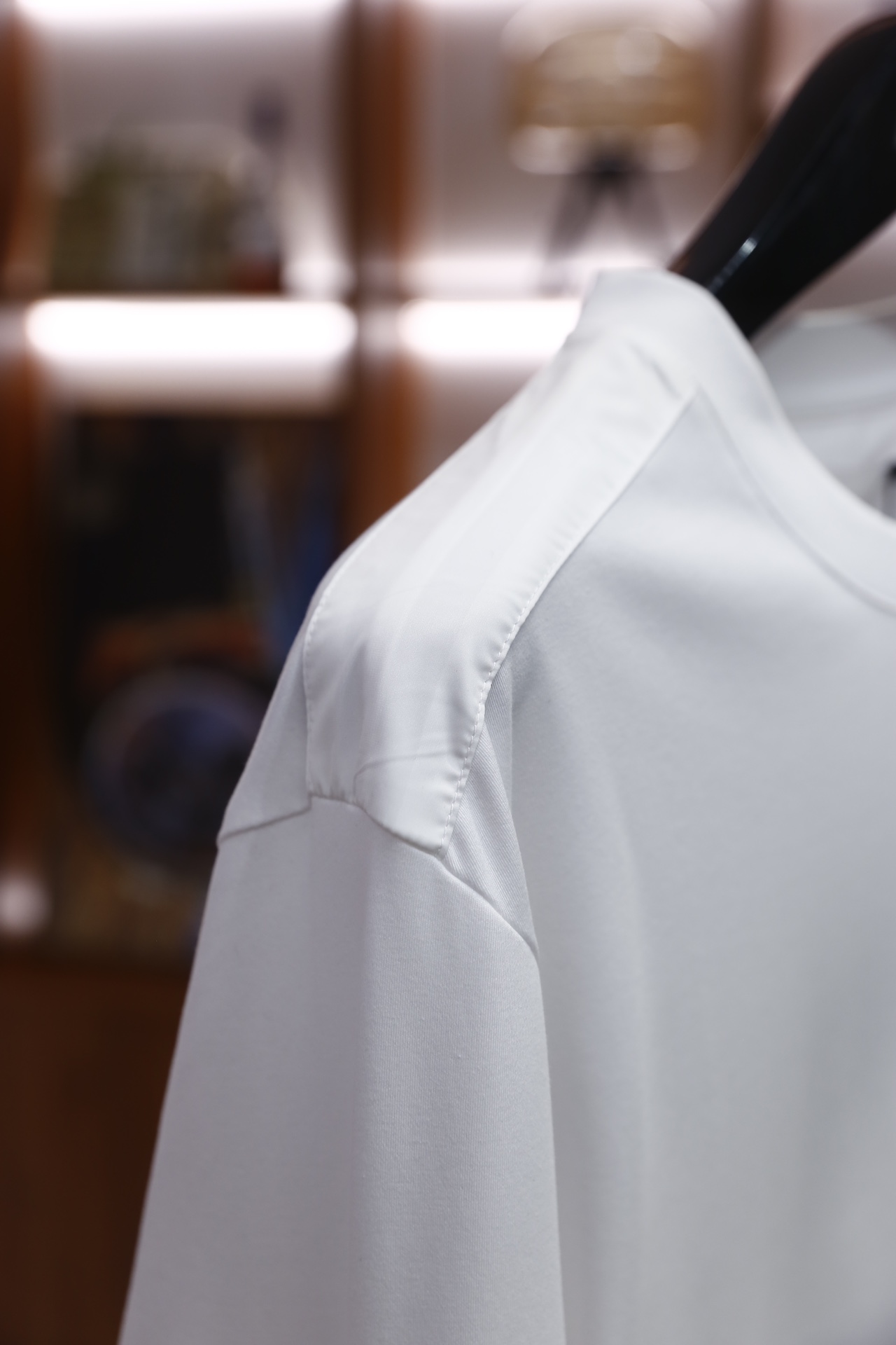 🔥普拉达/Pr*da.26早春新款！时尚男士短袖T恤为经典圆领版型，胸前位置设计了简约的贴袋，袋面镶嵌品