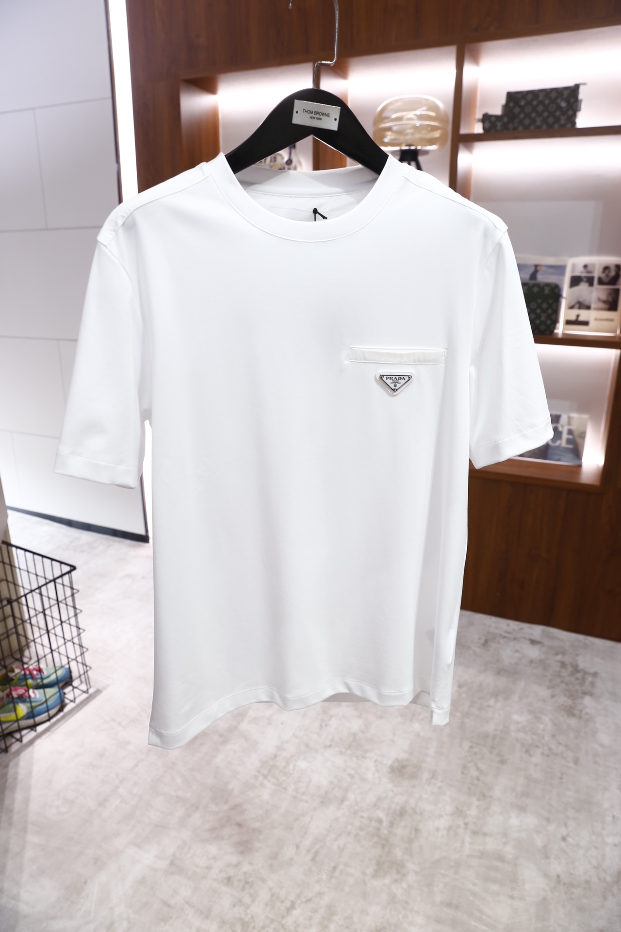 🔥普拉达/Pr*da.26早春新款！时尚男士短袖T恤为经典圆领版型，胸前位置设计了简约的贴袋，袋面镶嵌品