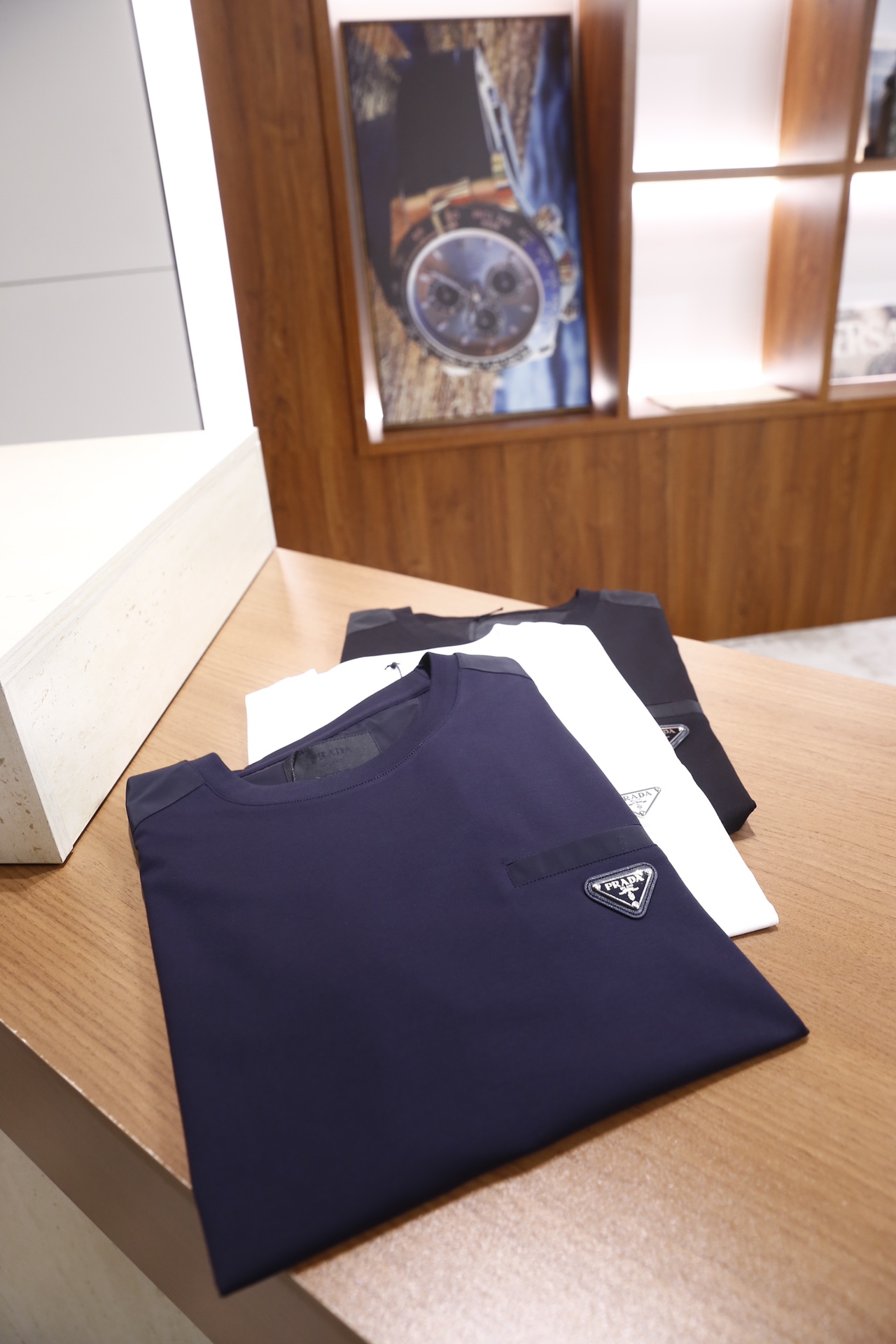 🔥普拉达/Pr*da.26早春新款！时尚男士短袖T恤为经典圆领版型，胸前位置设计了简约的贴袋，袋面镶嵌品