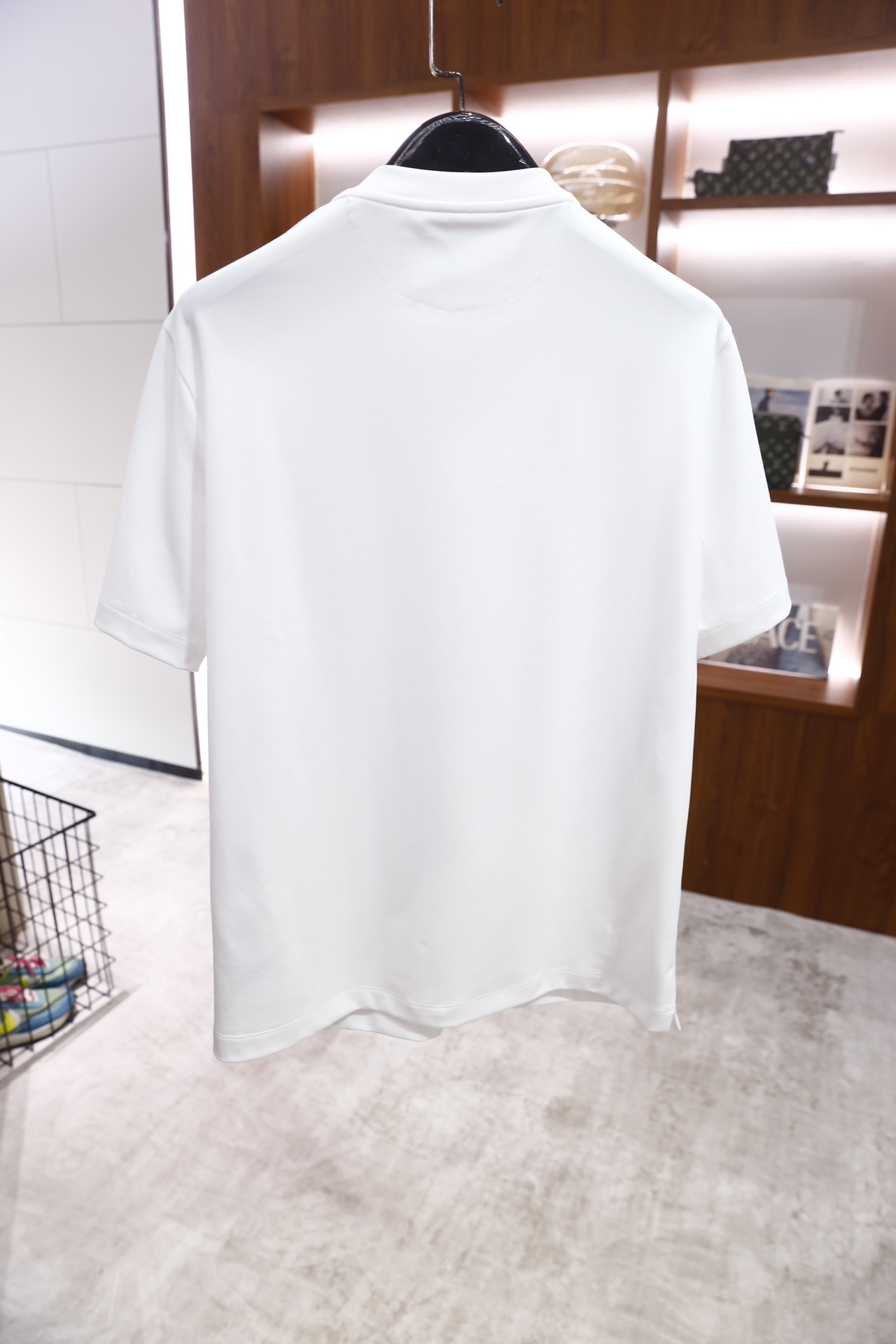 🔥普拉达/Pr*da.26早春新款！时尚男士短袖T恤为经典圆领版型，胸前位置设计了简约的贴袋，袋面镶嵌品