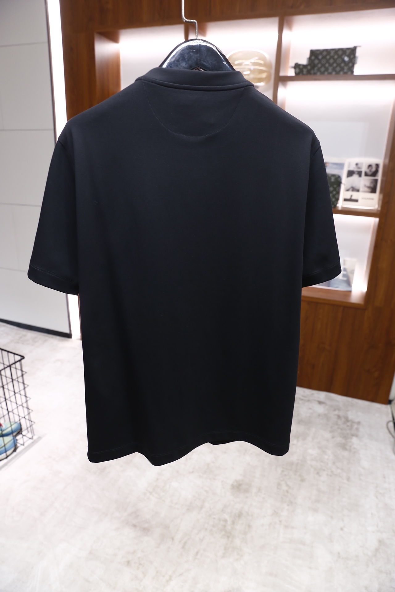 🔥普拉达/Pr*da.26早春新款！时尚男士短袖T恤为经典圆领版型，胸前位置设计了简约的贴袋，袋面镶嵌品