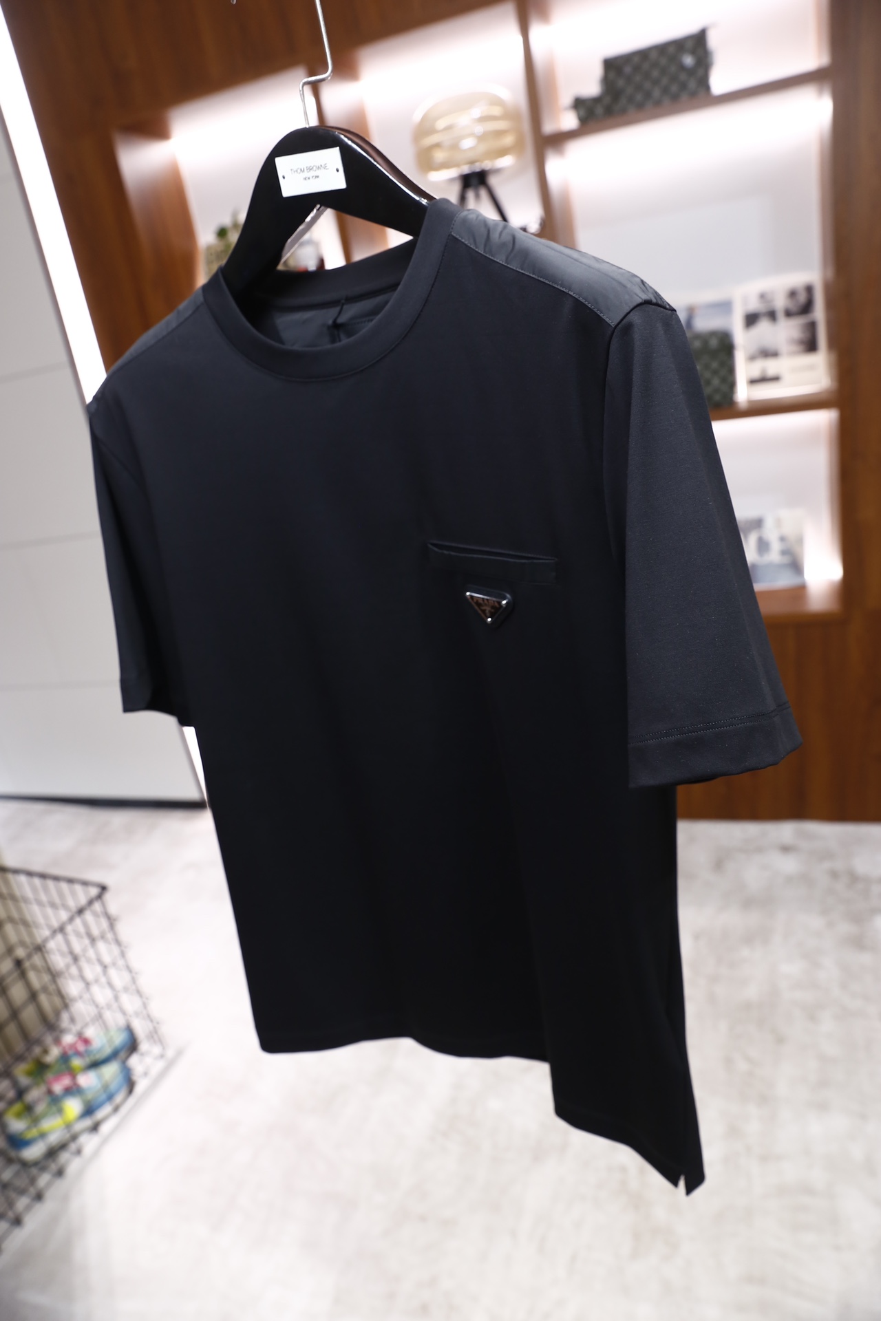 🔥普拉达/Pr*da.26早春新款！时尚男士短袖T恤为经典圆领版型，胸前位置设计了简约的贴袋，袋面镶嵌品