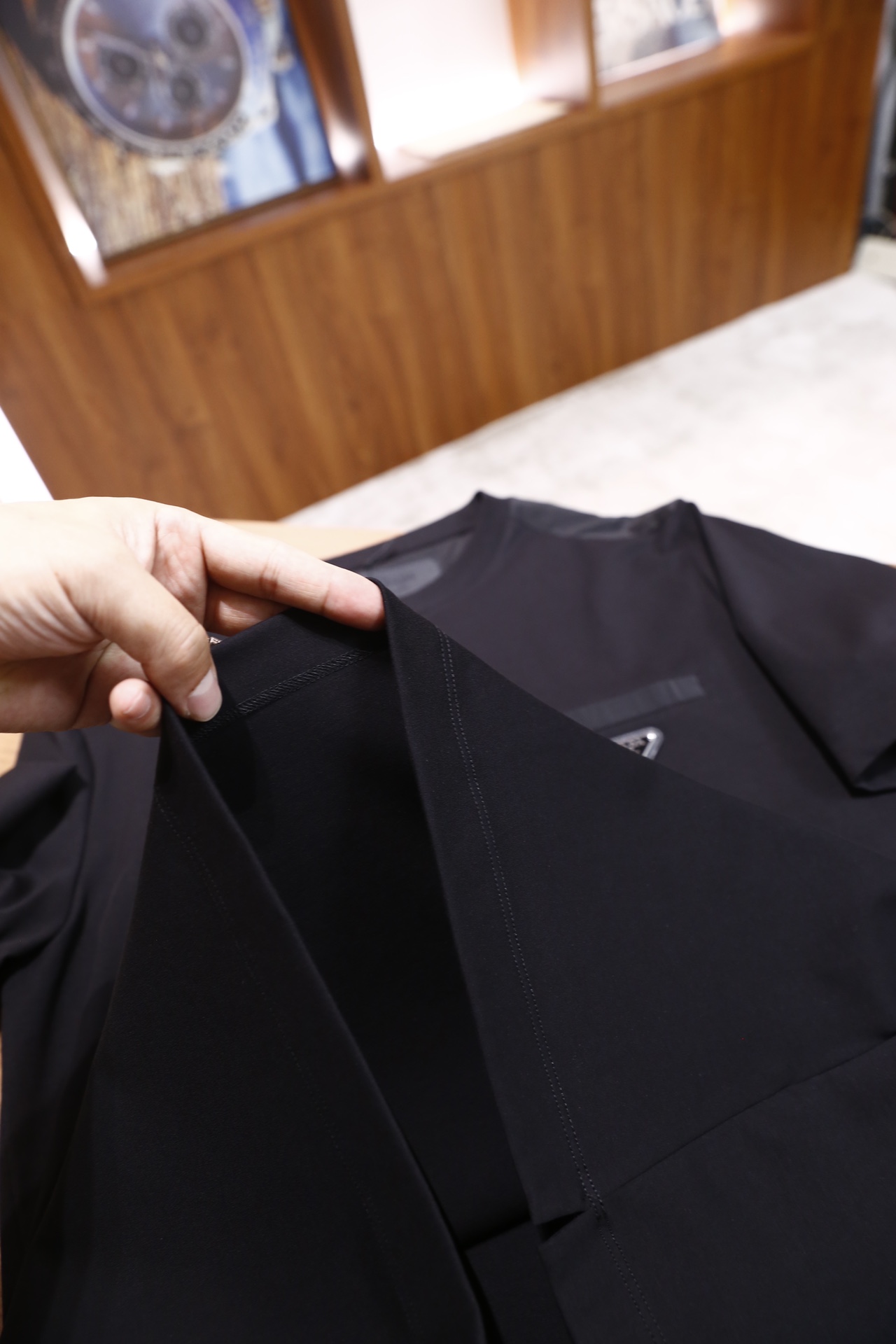 🔥普拉达/Pr*da.26早春新款！时尚男士短袖T恤为经典圆领版型，胸前位置设计了简约的贴袋，袋面镶嵌品