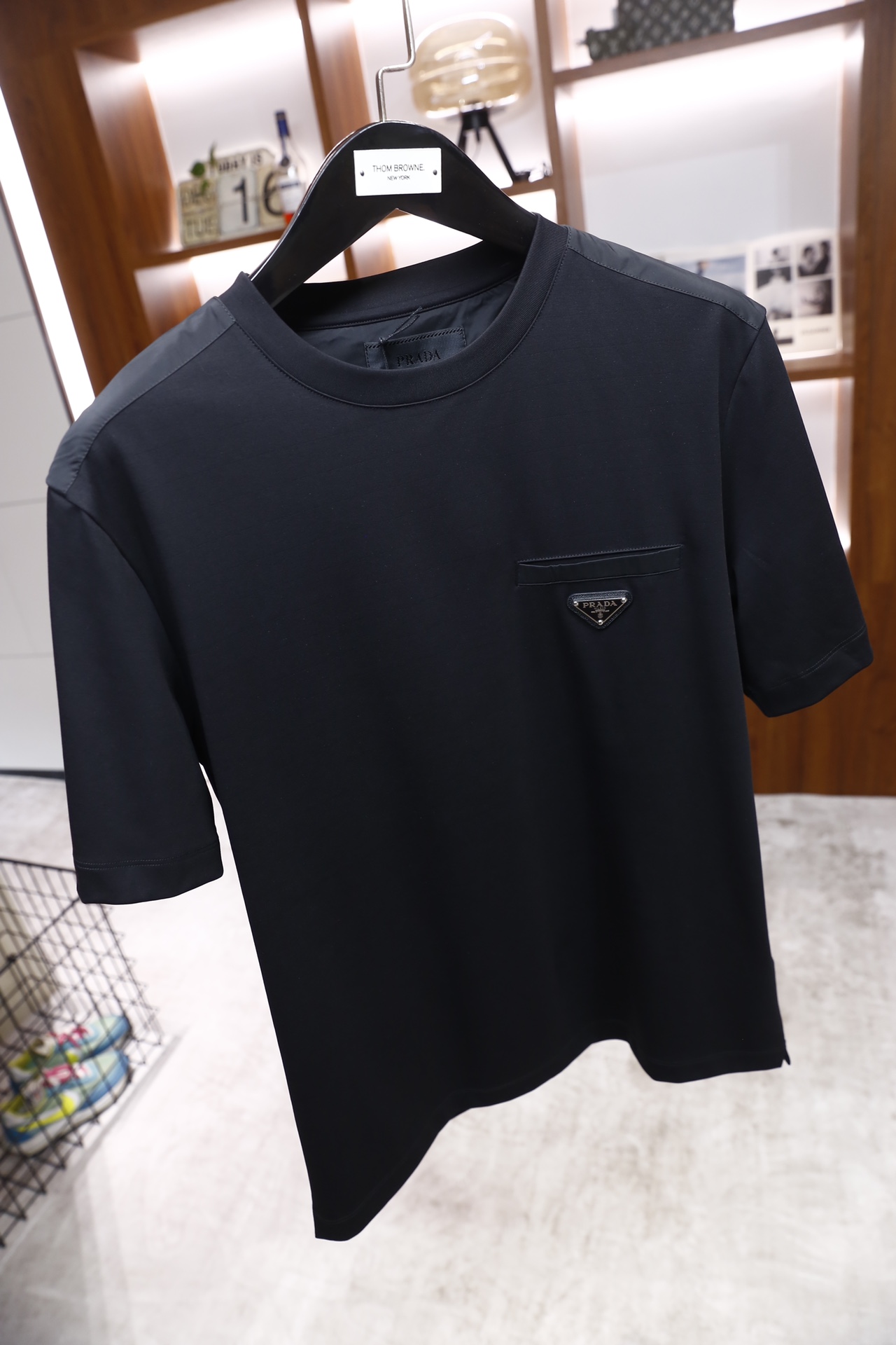 🔥普拉达/Pr*da.26早春新款！时尚男士短袖T恤为经典圆领版型，胸前位置设计了简约的贴袋，袋面镶嵌品