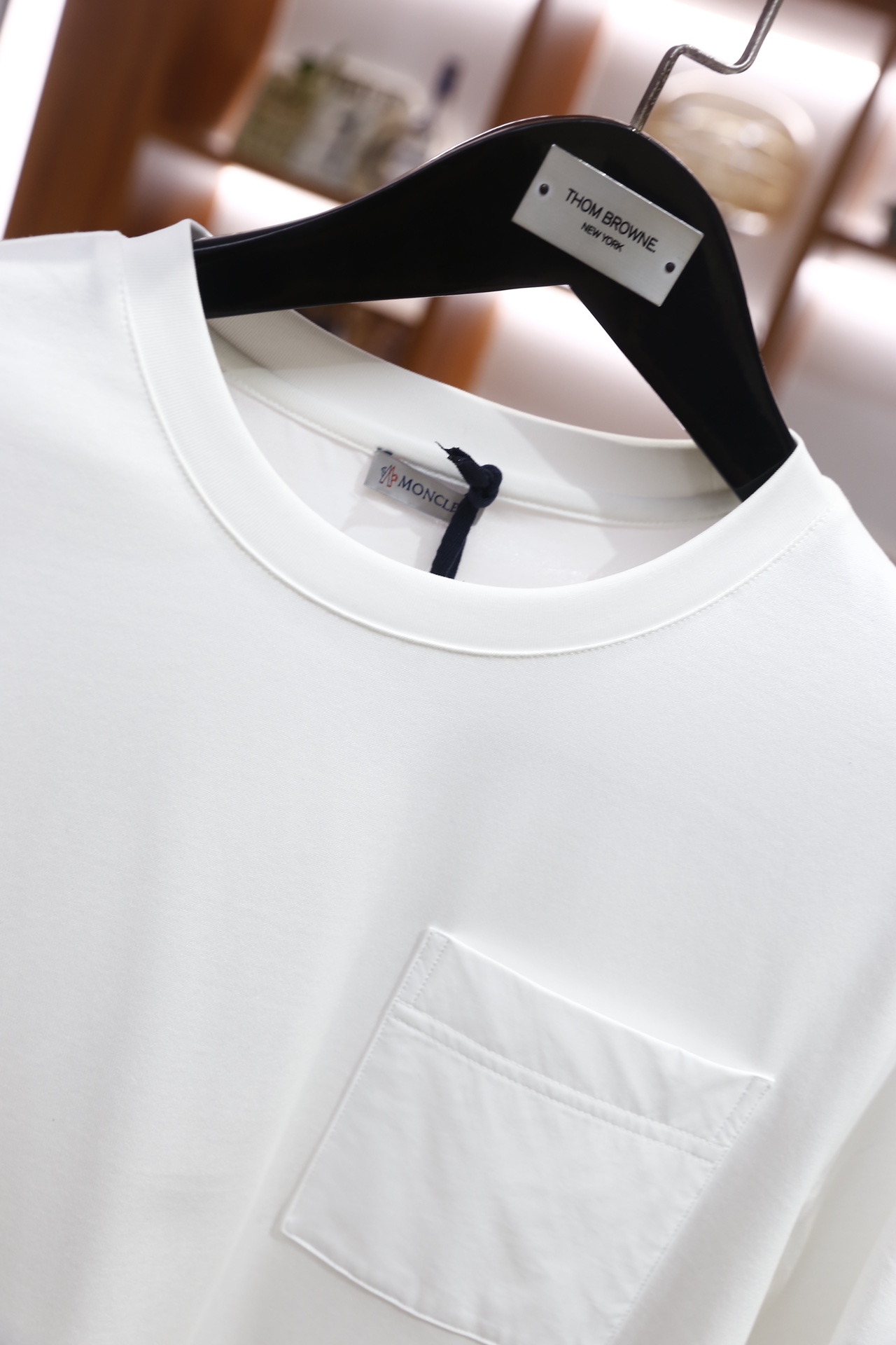 🔥蒙口/Monc*er.2026早春新品！时尚男士短袖T恤为基础圆领版型，衣身采用纯色设计，胸前位置拼接