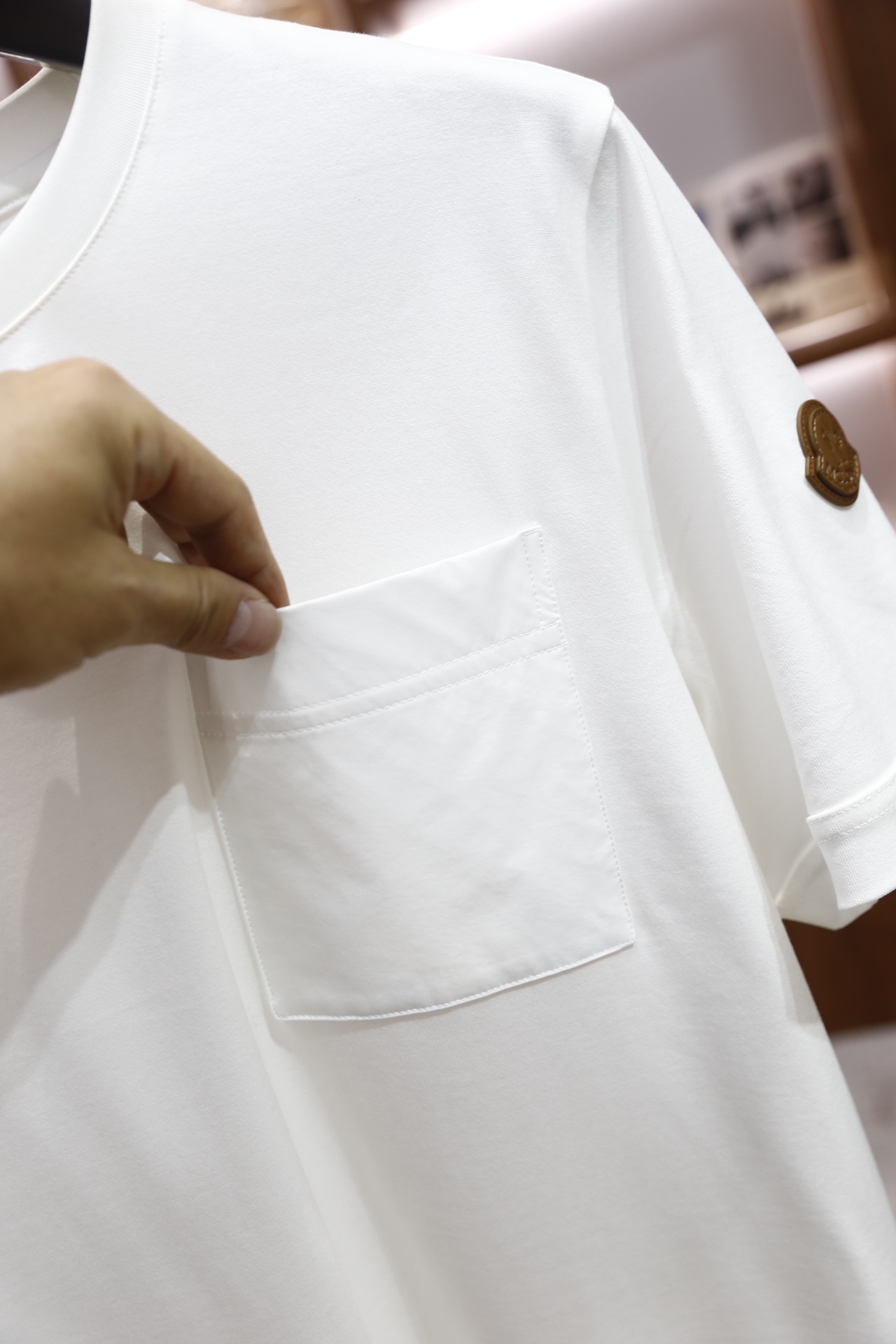 🔥蒙口/Monc*er.2026早春新品！时尚男士短袖T恤为基础圆领版型，衣身采用纯色设计，胸前位置拼接