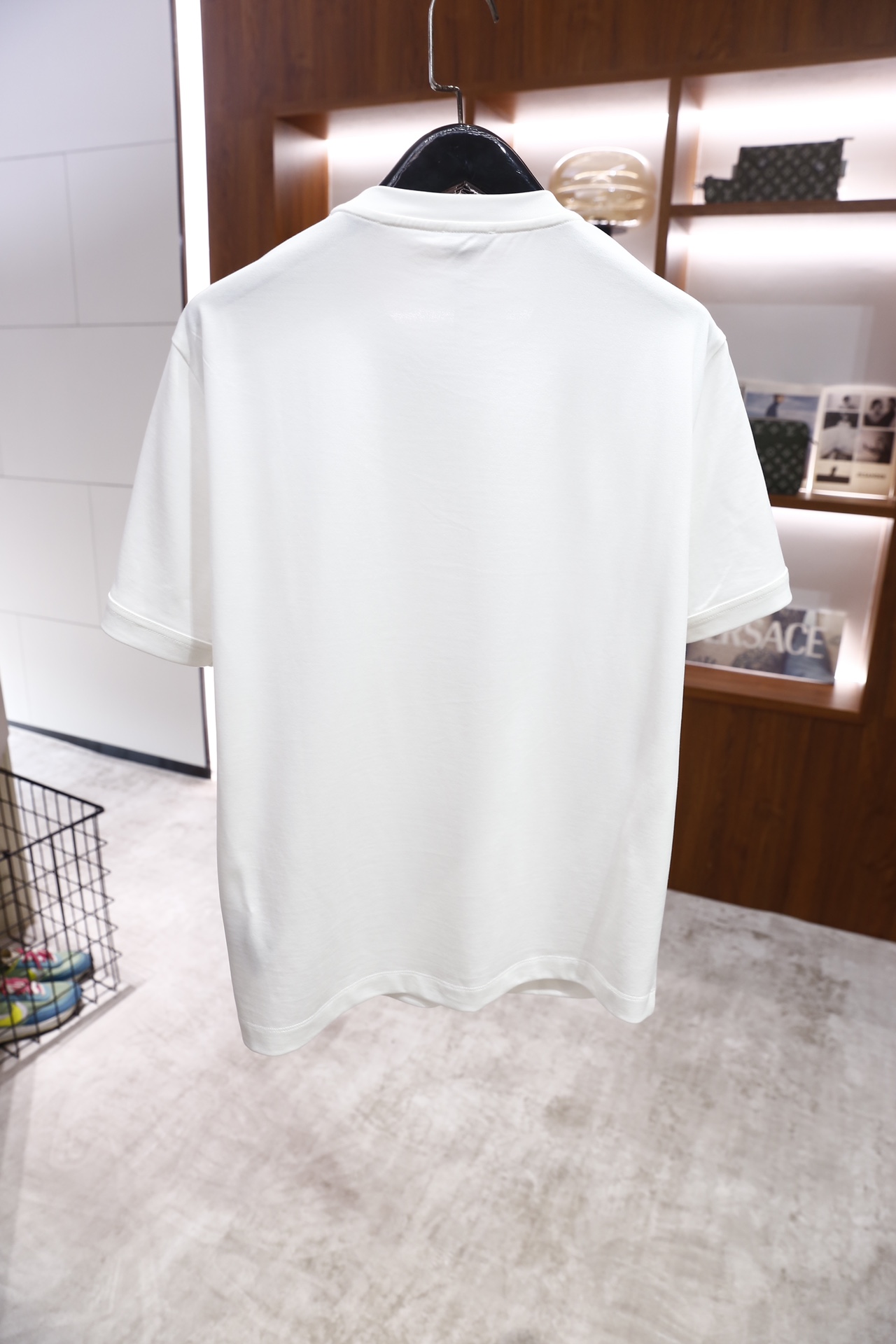 🔥蒙口/Monc*er.2026早春新品！时尚男士短袖T恤为基础圆领版型，衣身采用纯色设计，胸前位置拼接