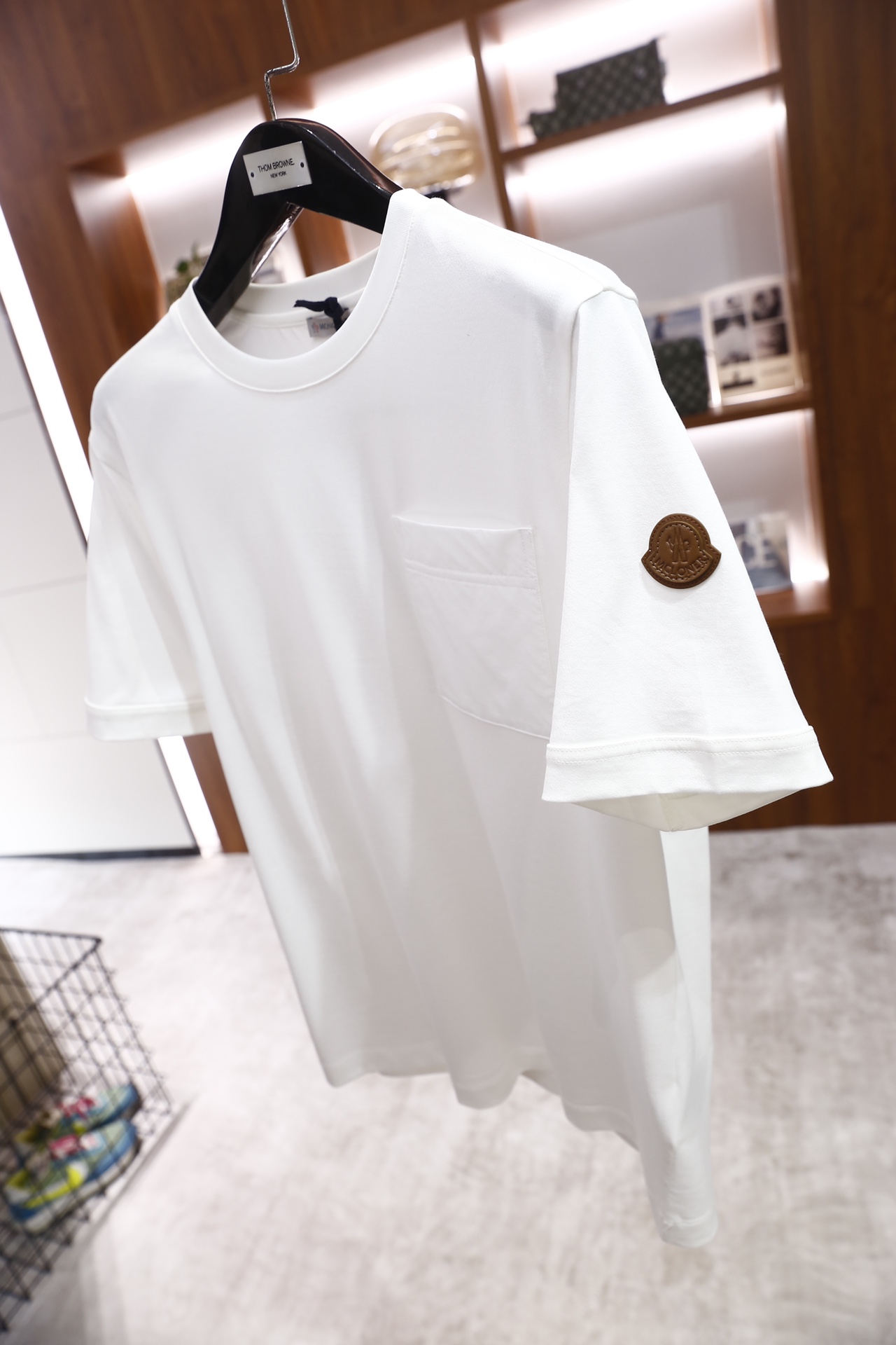 🔥蒙口/Monc*er.2026早春新品！时尚男士短袖T恤为基础圆领版型，衣身采用纯色设计，胸前位置拼接