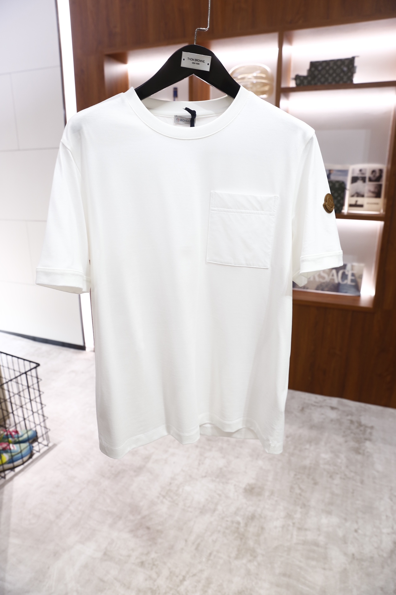 🔥蒙口/Monc*er.2026早春新品！时尚男士短袖T恤为基础圆领版型，衣身采用纯色设计，胸前位置拼接