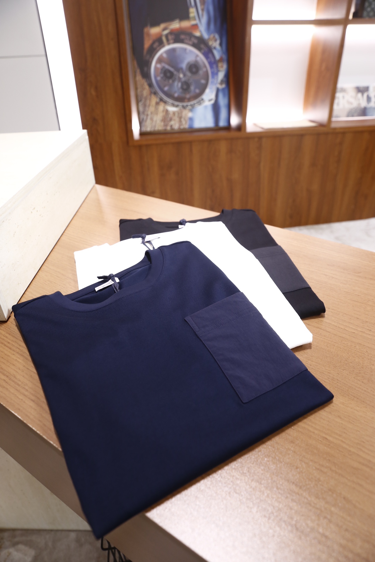 🔥蒙口/Monc*er.2026早春新品！时尚男士短袖T恤为基础圆领版型，衣身采用纯色设计，胸前位置拼接