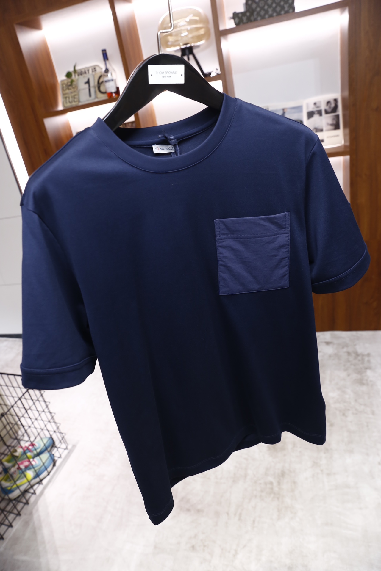 🔥蒙口/Monc*er.2026早春新品！时尚男士短袖T恤为基础圆领版型，衣身采用纯色设计，胸前位置拼接