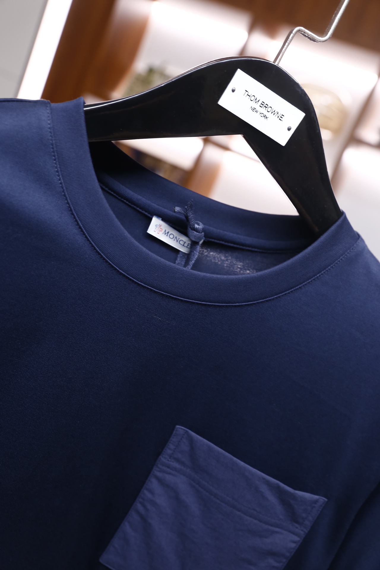 🔥蒙口/Monc*er.2026早春新品！时尚男士短袖T恤为基础圆领版型，衣身采用纯色设计，胸前位置拼接