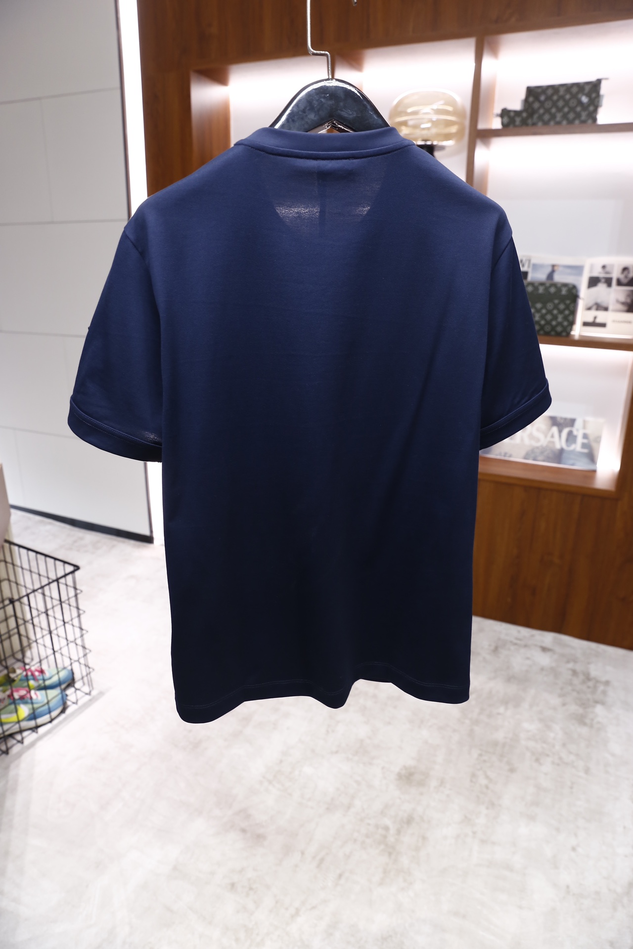 🔥蒙口/Monc*er.2026早春新品！时尚男士短袖T恤为基础圆领版型，衣身采用纯色设计，胸前位置拼接