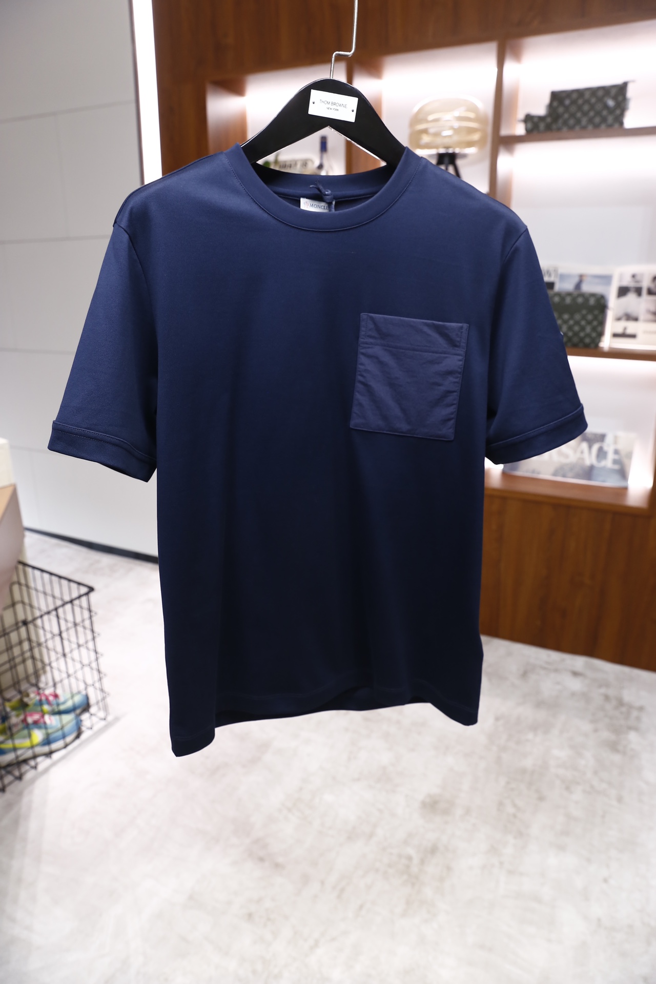 🔥蒙口/Monc*er.2026早春新品！时尚男士短袖T恤为基础圆领版型，衣身采用纯色设计，胸前位置拼接