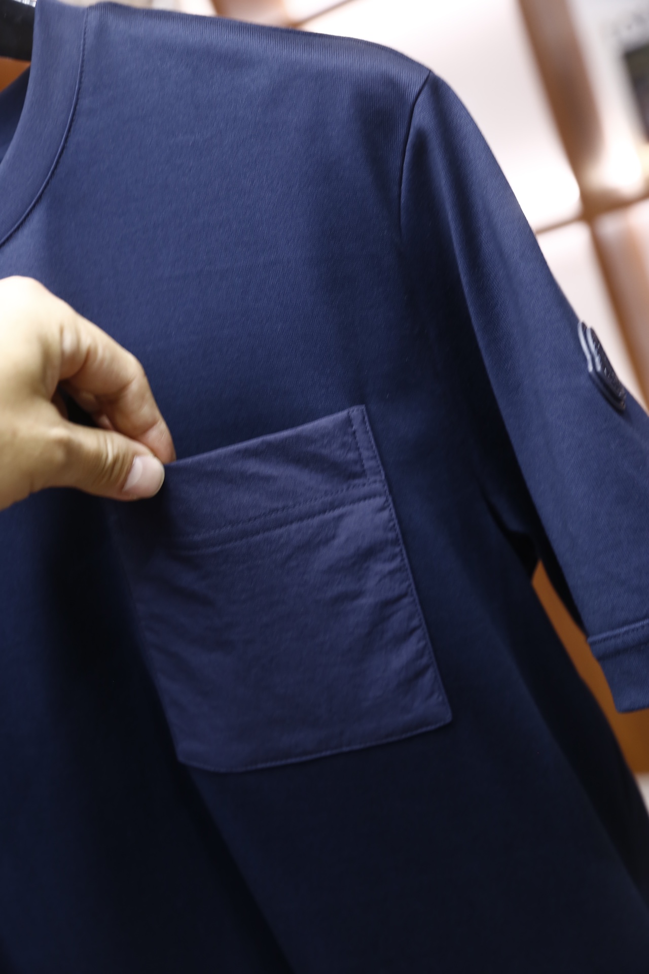 🔥蒙口/Monc*er.2026早春新品！时尚男士短袖T恤为基础圆领版型，衣身采用纯色设计，胸前位置拼接