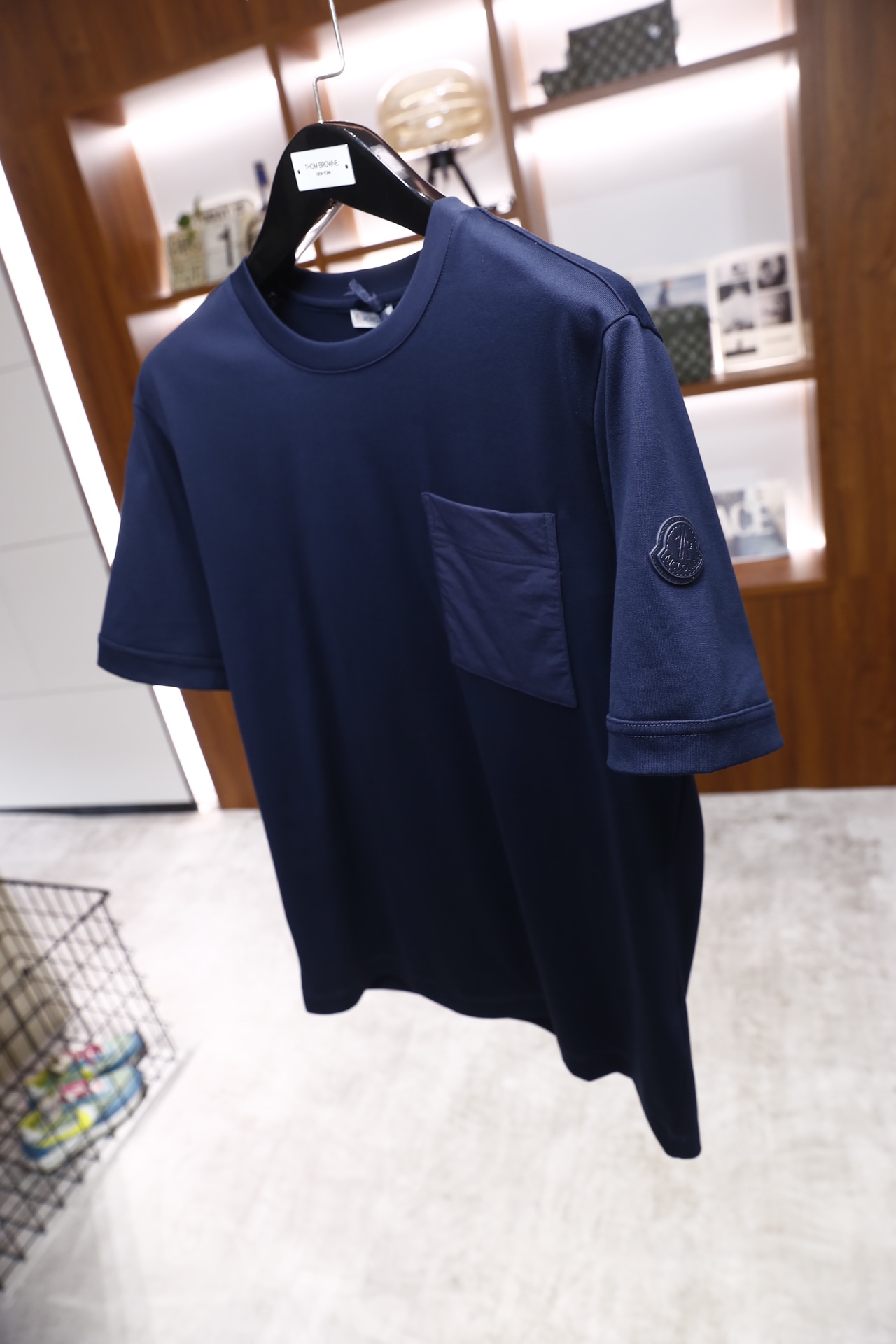 🔥蒙口/Monc*er.2026早春新品！时尚男士短袖T恤为基础圆领版型，衣身采用纯色设计，胸前位置拼接