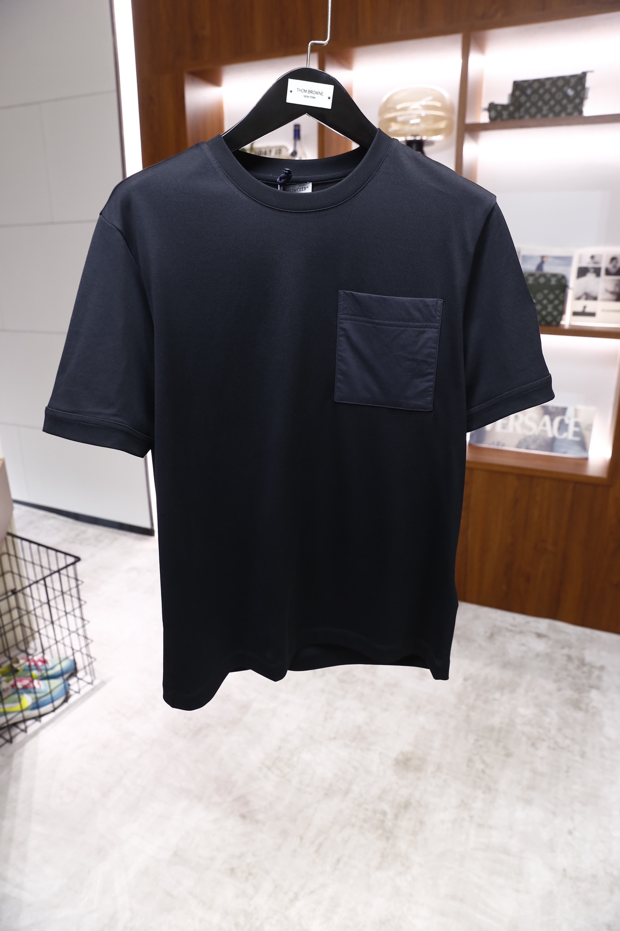 🔥蒙口/Monc*er.2026早春新品！时尚男士短袖T恤为基础圆领版型，衣身采用纯色设计，胸前位置拼接