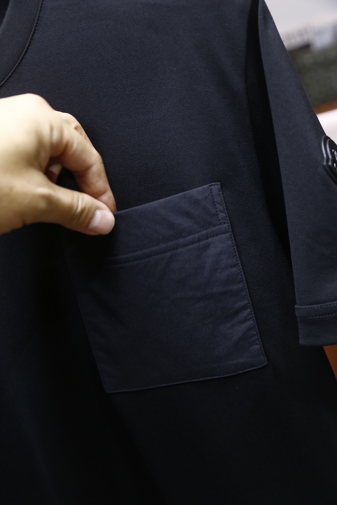 🔥蒙口/Monc*er.2026早春新品！时尚男士短袖T恤为基础圆领版型，衣身采用纯色设计，胸前位置拼接