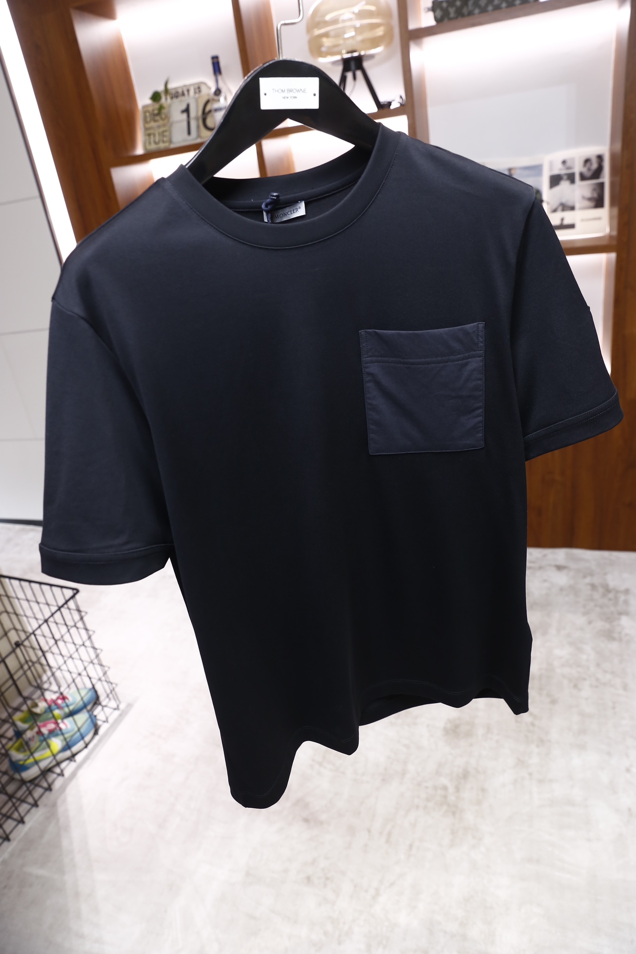 🔥蒙口/Monc*er.2026早春新品！时尚男士短袖T恤为基础圆领版型，衣身采用纯色设计，胸前位置拼接