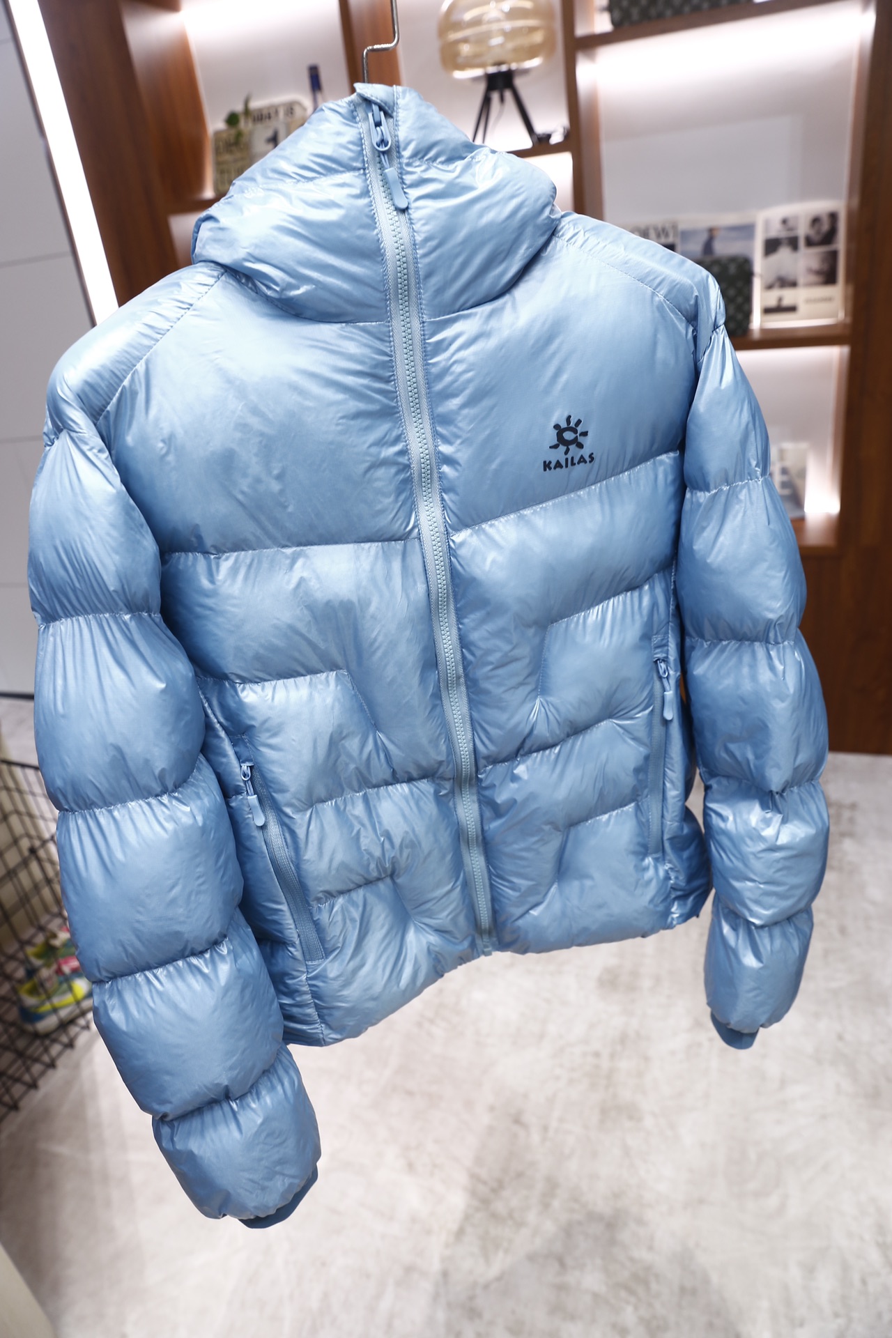 🔥凯乐石.25秋冬新款！时尚男士羽绒棉服为经典亮面材质，采用连帽立领设计，正面是全拉链开合，衣身做了立体