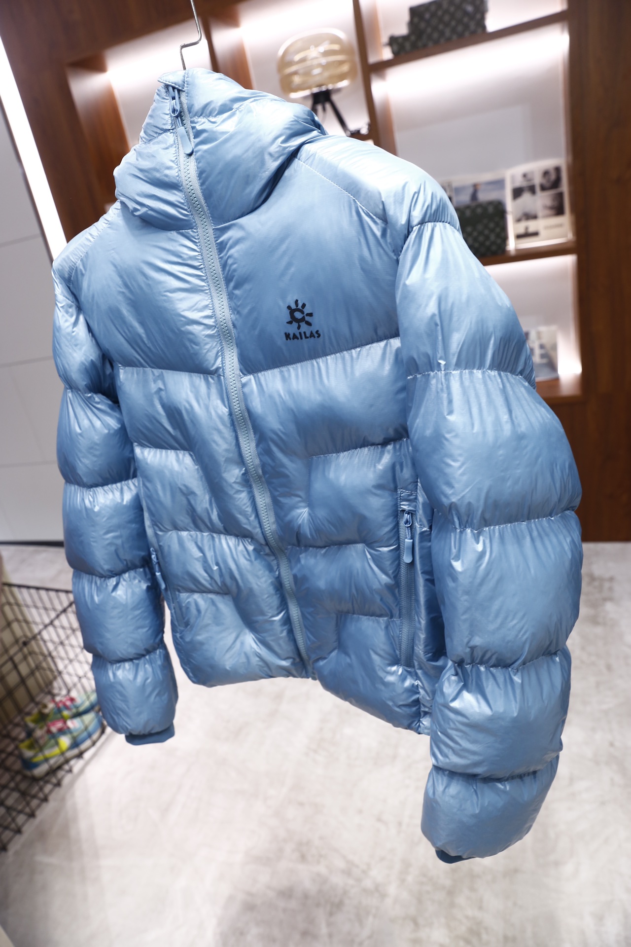 🔥凯乐石.25秋冬新款！时尚男士羽绒棉服为经典亮面材质，采用连帽立领设计，正面是全拉链开合，衣身做了立体